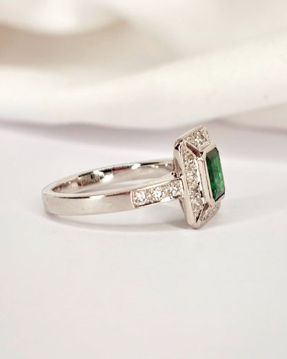 Bague Style Art-Déco Émeraude 0.90 carat &amp; Diamants 0.50 carat "Viviana" - Elliade Paris