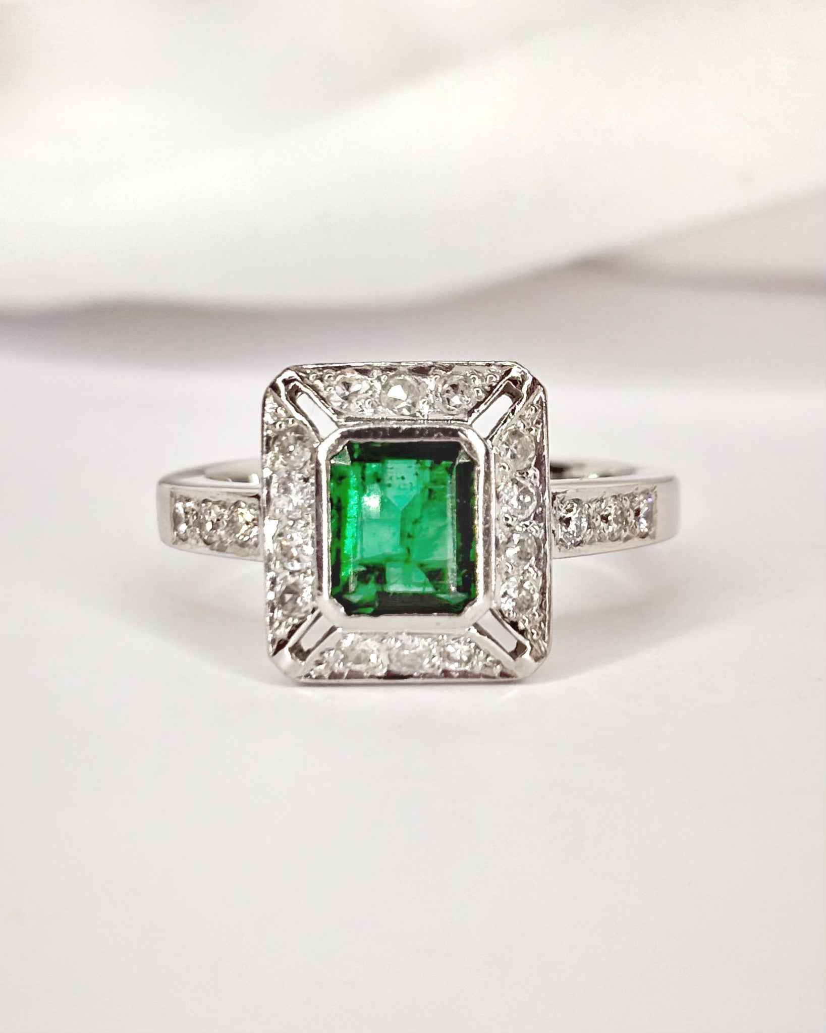 Bague Style Art-Déco Émeraude 0.90 carat &amp; Diamants 0.50 carat "Viviana" - Elliade Paris