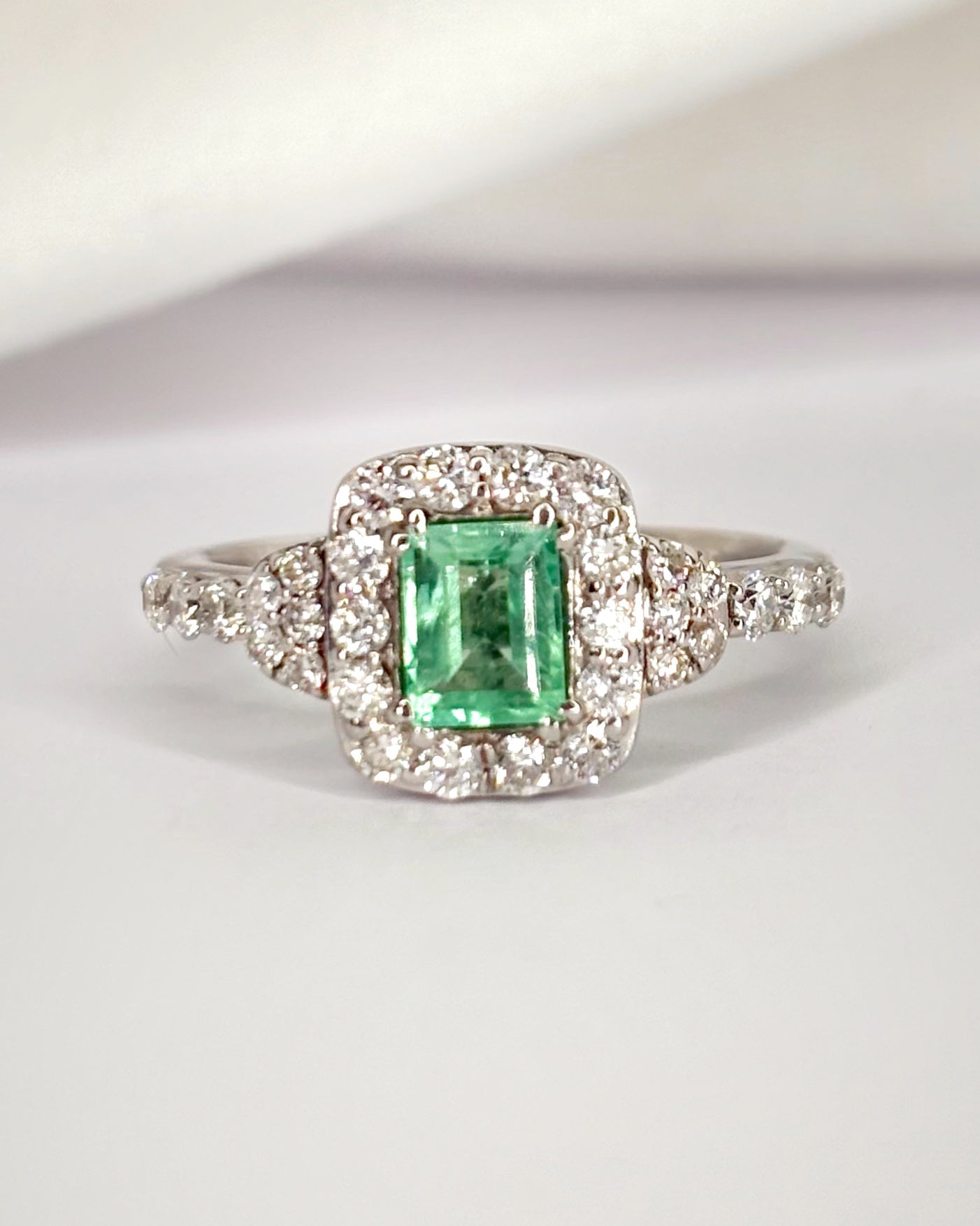 Bague Style Art-Déco Émeraude 0.90 carat &amp; Diamants 0.52 carat "Malicia" - Elliade Paris