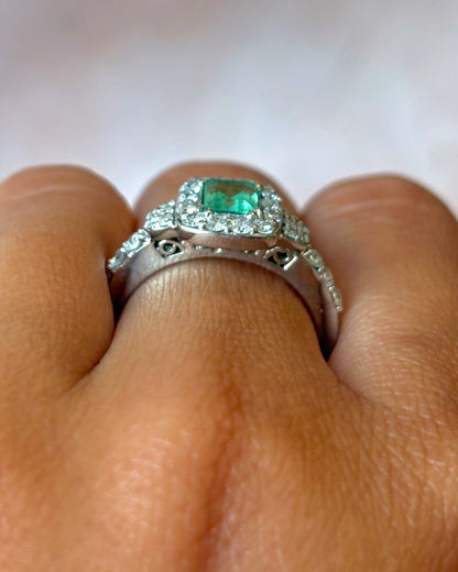 Bague Style Art-Déco Émeraude 0.90 carat &amp; Diamants 0.52 carat "Malicia" - Elliade Paris