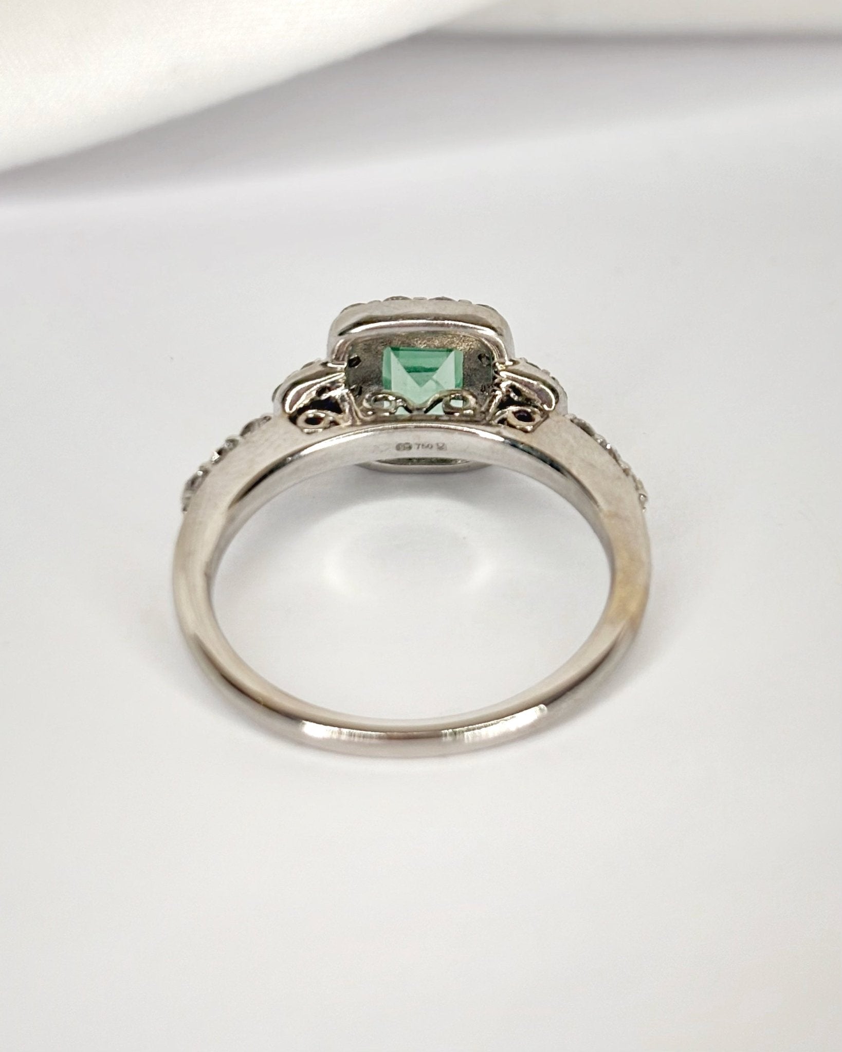 Bague Style Art-Déco Émeraude 0.90 carat &amp; Diamants 0.52 carat "Malicia" - Elliade Paris