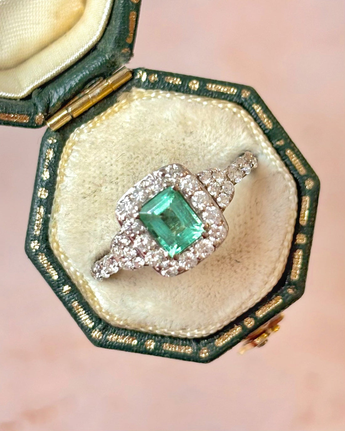 Bague Style Art-Déco Émeraude 0.90 carat &amp; Diamants 0.52 carat "Malicia" - Elliade Paris