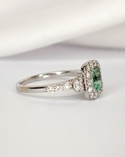 Bague Style Art-Déco Émeraude 0.90 carat &amp; Diamants 0.52 carat "Malicia" - Elliade Paris