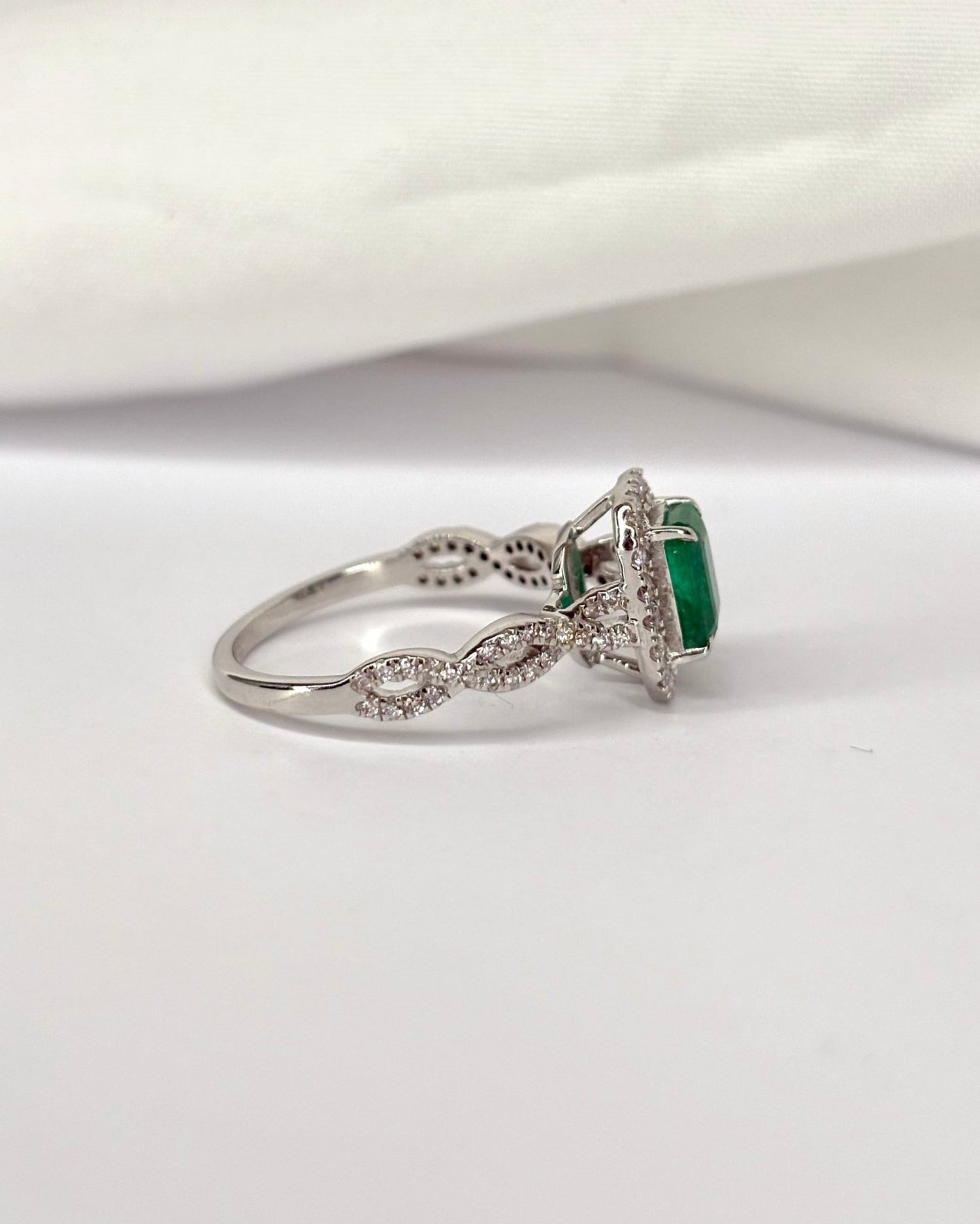 Bague Style Art déco Émeraude 1 carat &amp; 66 Diamants &quot;Nadège&quot; - Elliade Paris