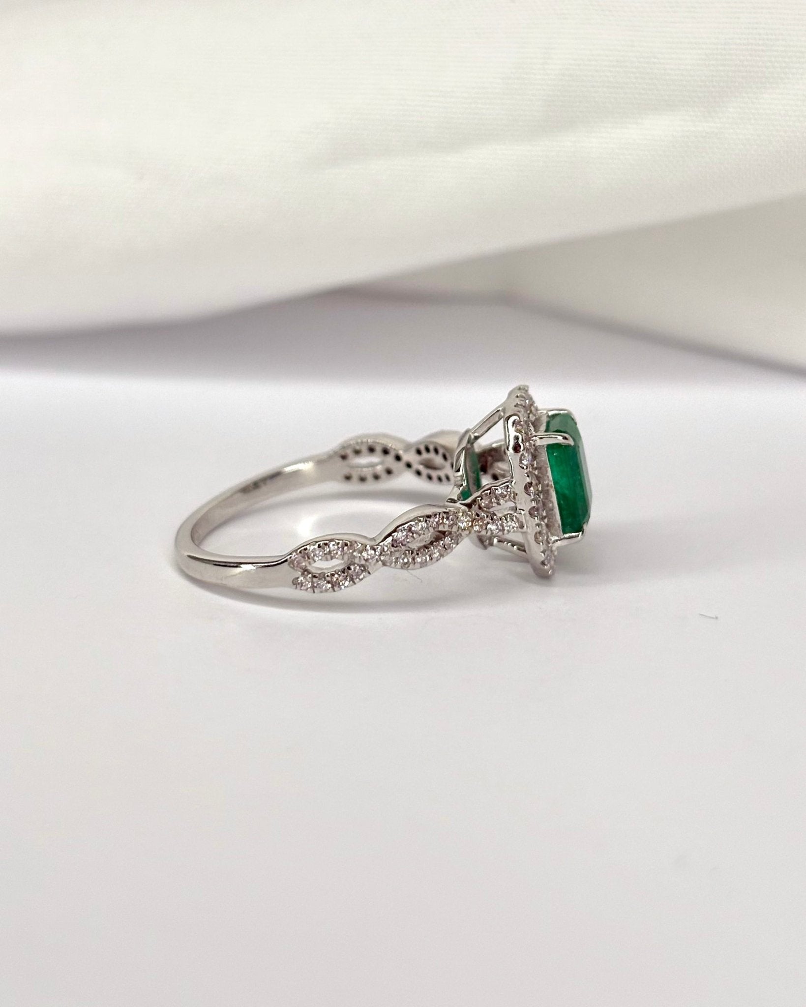 Bague Style Art déco Émeraude 1 carat &amp; 66 Diamants "Nadège" - Elliade Paris