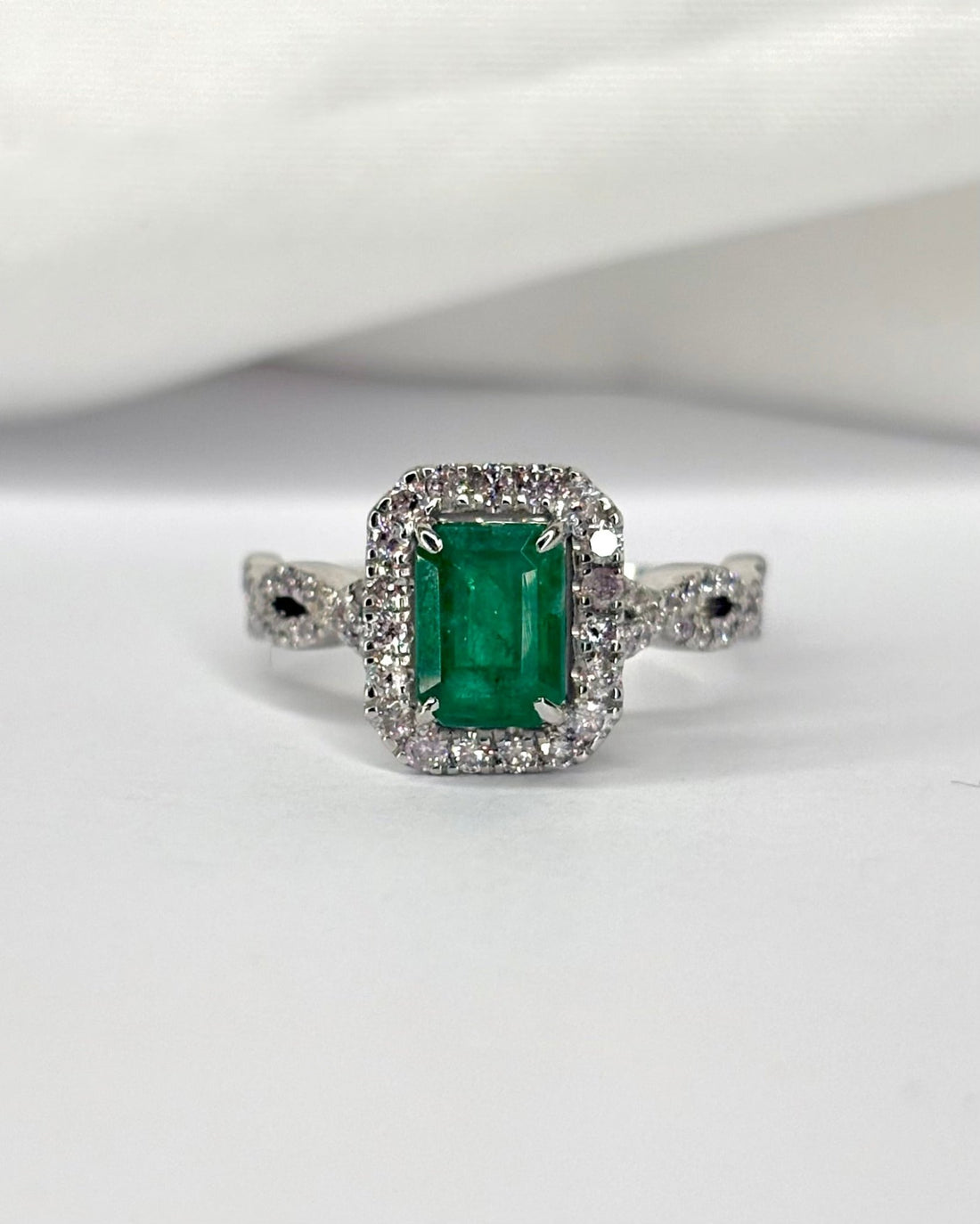 Bague Style Art déco Émeraude 1 carat &amp; 66 Diamants &quot;Nadège&quot; - Elliade Paris