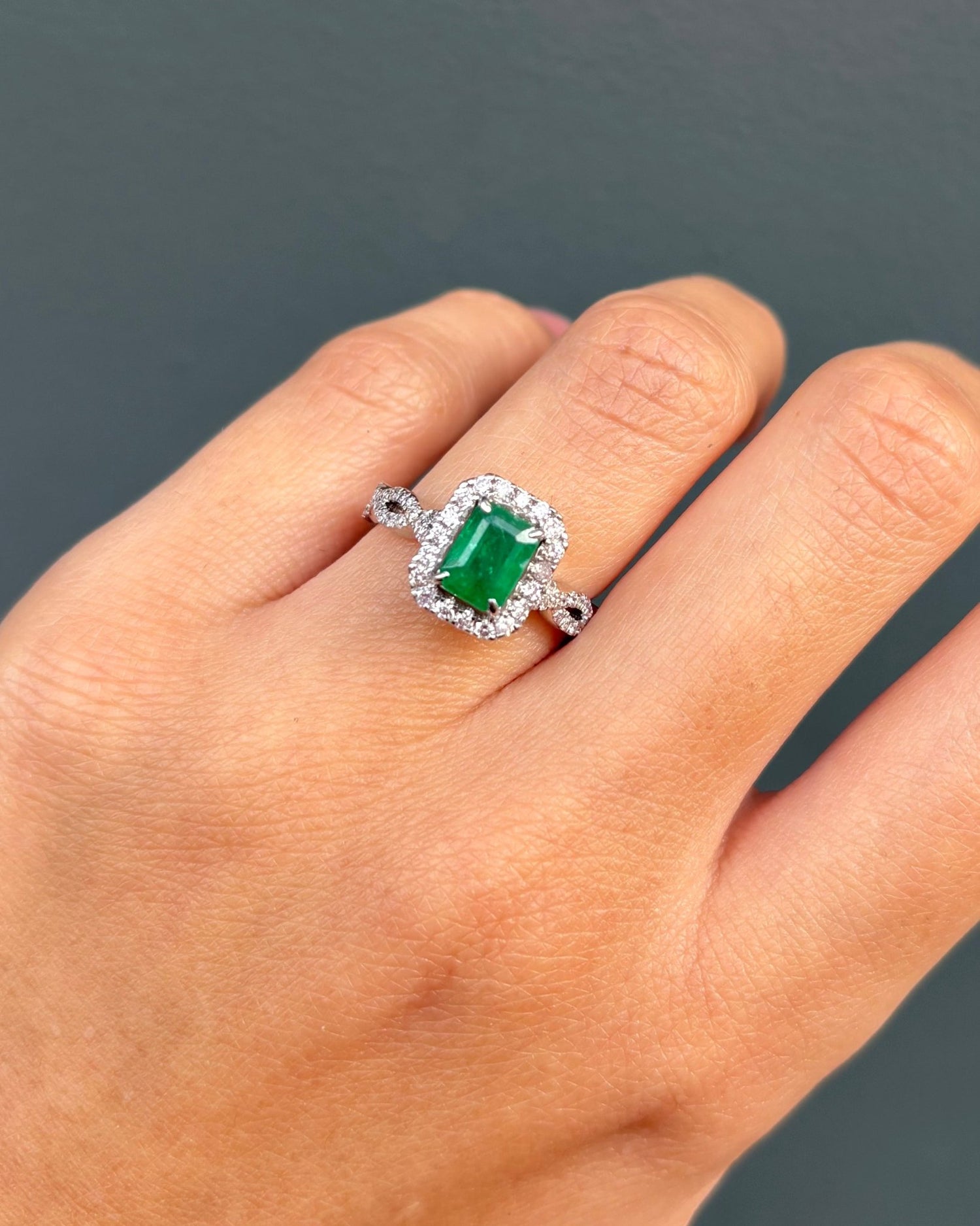 Bague Style Art déco Émeraude 1 carat &amp; 66 Diamants &quot;Nadège&quot; - Elliade Paris