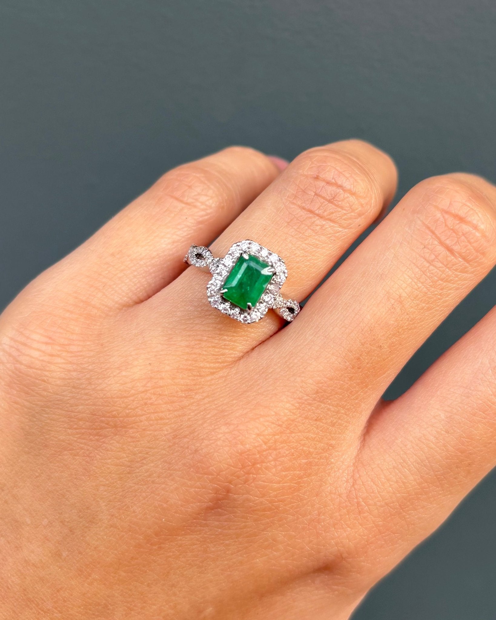 Bague Style Art déco Émeraude 1 carat &amp; 66 Diamants "Nadège" - Elliade Paris