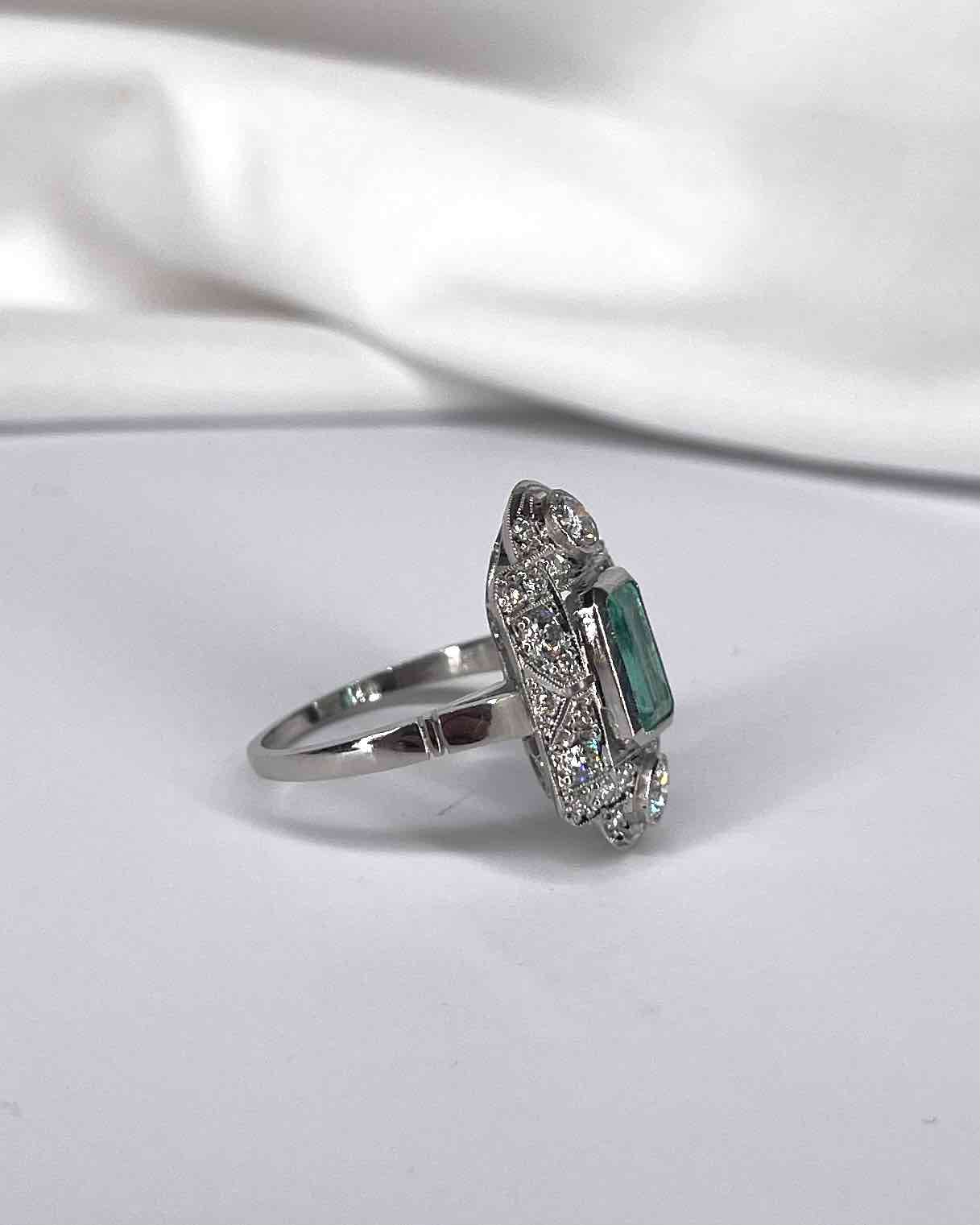 Bague Style Art Déco Émeraude 1.08 carat &amp; Diamants 0.72 carat "Coline" - Elliade Paris