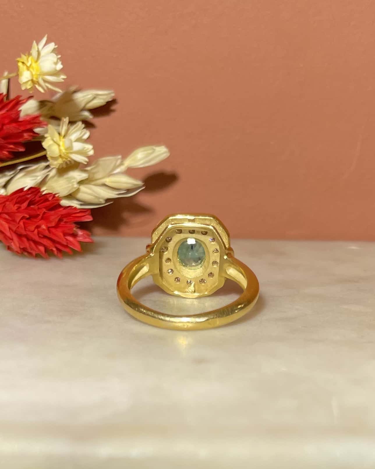 Bague style Art - Déco Emeraude &amp; 14 Diamants &quot;Orrine&quot; - Elliade Paris