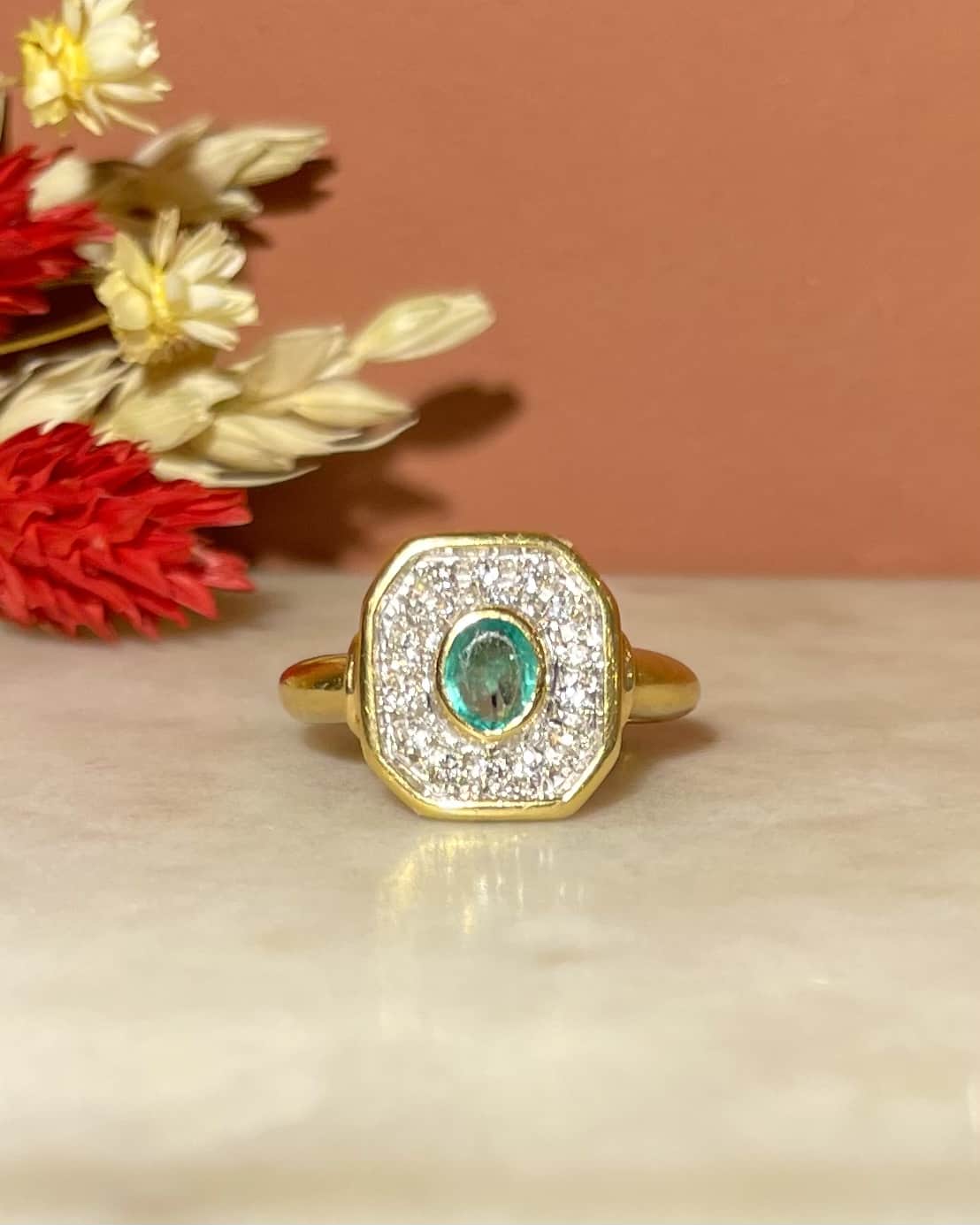 Bague style Art - Déco Emeraude &amp; 14 Diamants "Orrine" - Elliade Paris