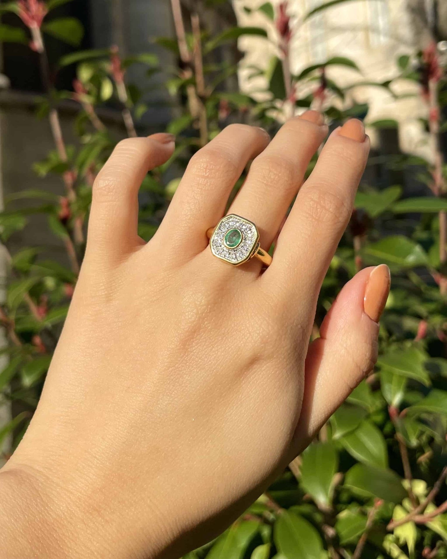 Bague style Art - Déco Emeraude &amp; 14 Diamants &quot;Orrine&quot; - Elliade Paris
