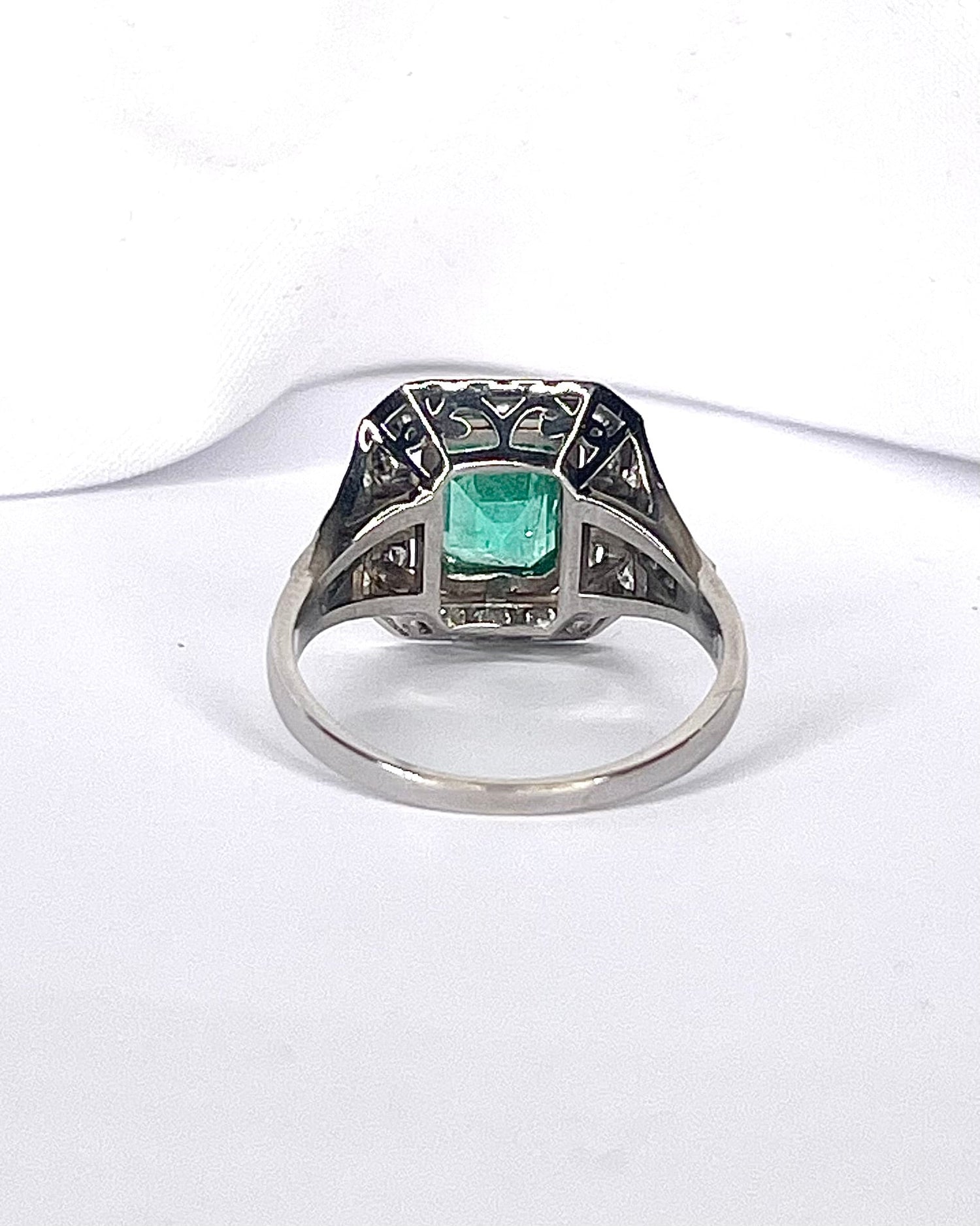 Bague Style Art-Déco Émeraude 1.40 carat &amp; Diamants 0.56 carat "Chloé" - Elliade Paris