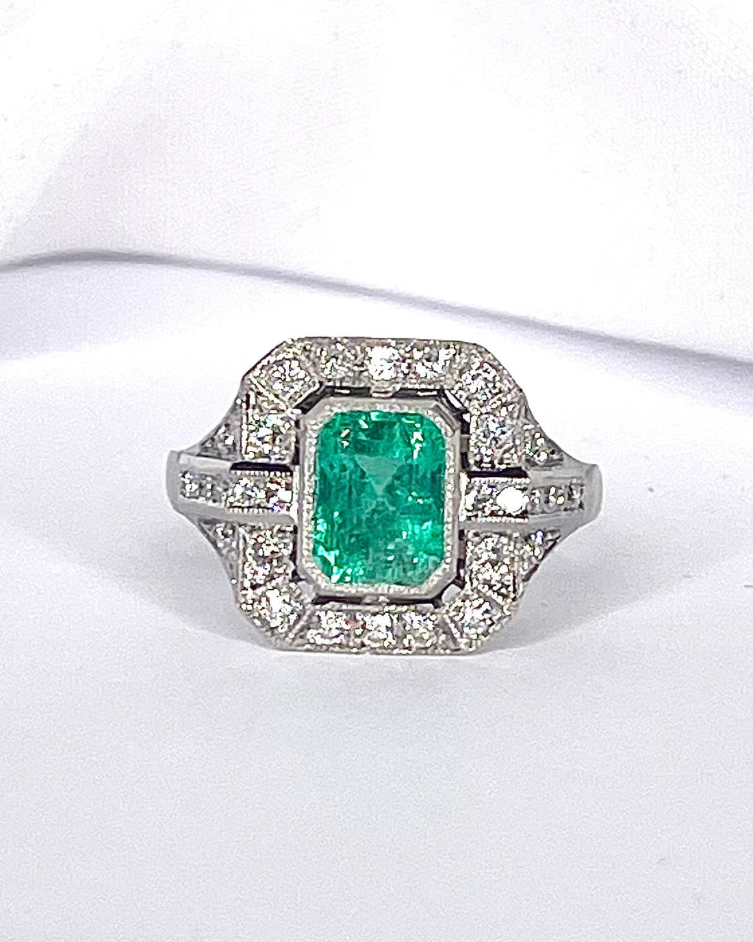 Bague Style Art-Déco Émeraude 1.40 carat &amp; Diamants 0.56 carat "Chloé" - Elliade Paris
