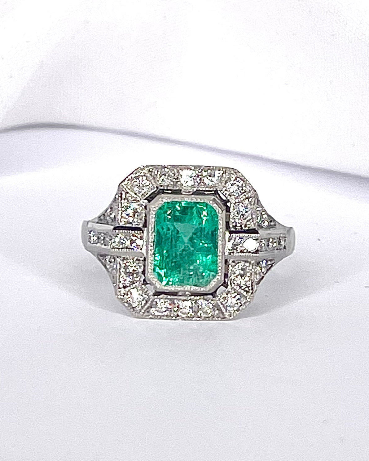 Bague Style Art-Déco Émeraude 1.40 carat &amp; Diamants 0.56 carat "Chloé" - Elliade Paris