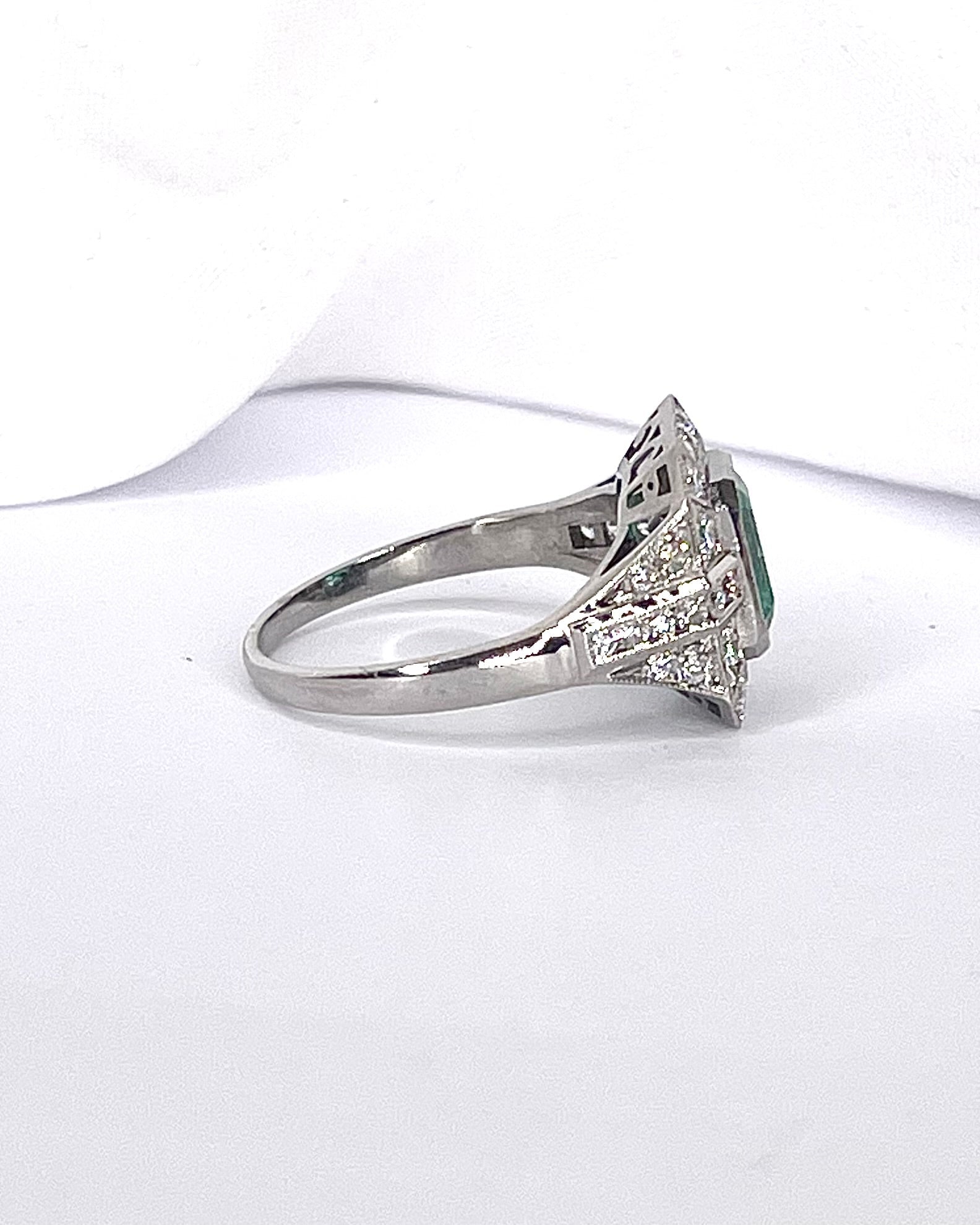 Bague Style Art-Déco Émeraude 1.40 carat &amp; Diamants 0.56 carat "Chloé" - Elliade Paris