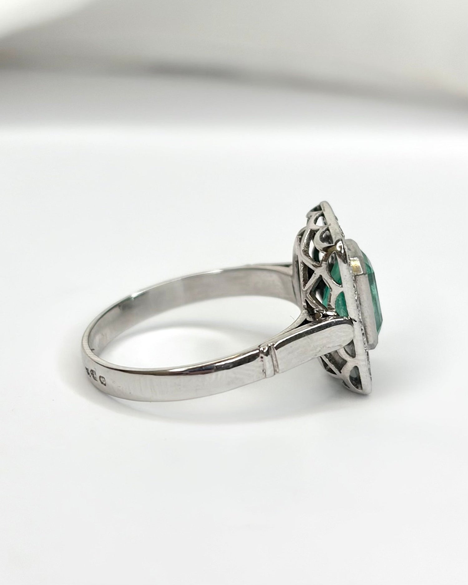 Bague Style Art Déco Émeraude 1.46 carat &amp; Diamants "Audrey" - Elliade Paris