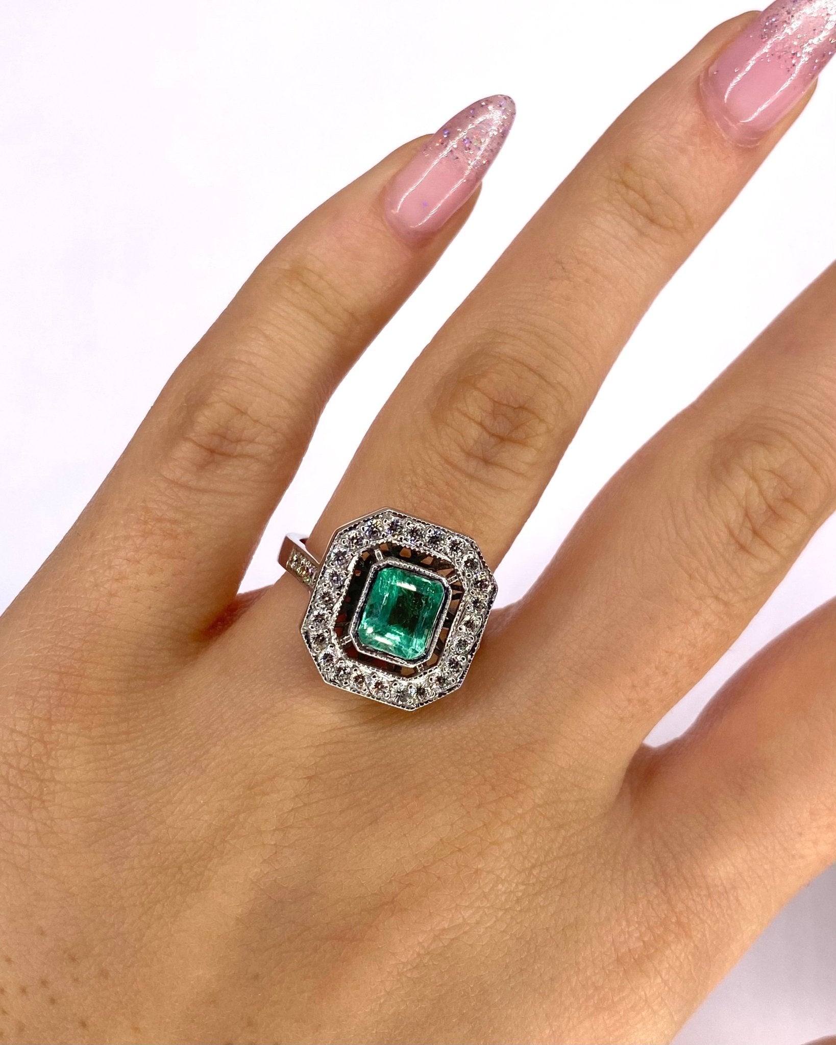 Bague Style Art Déco Émeraude 1.50 carat, Diamants 0.68 carat &amp; Or 7.72g "Alaïa" - Elliade Paris