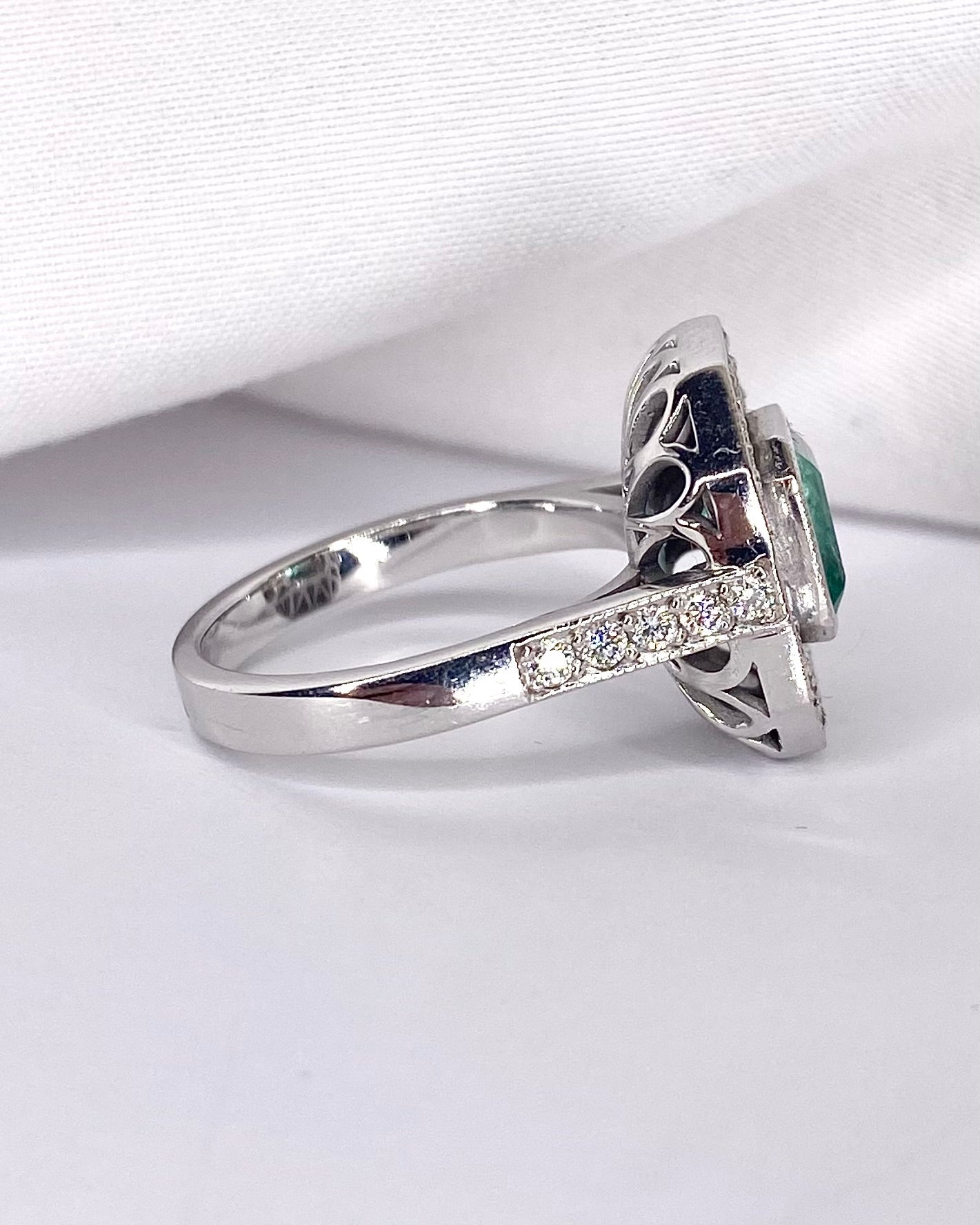 Bague Style Art Déco Émeraude 1.50 carat, Diamants 0.68 carat &amp; Or 7.72g "Alaïa" - Elliade Paris