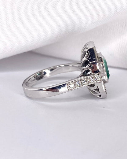 Bague Style Art Déco Émeraude 1.50 carat, Diamants 0.68 carat &amp; Or 7.72g "Alaïa" - Elliade Paris