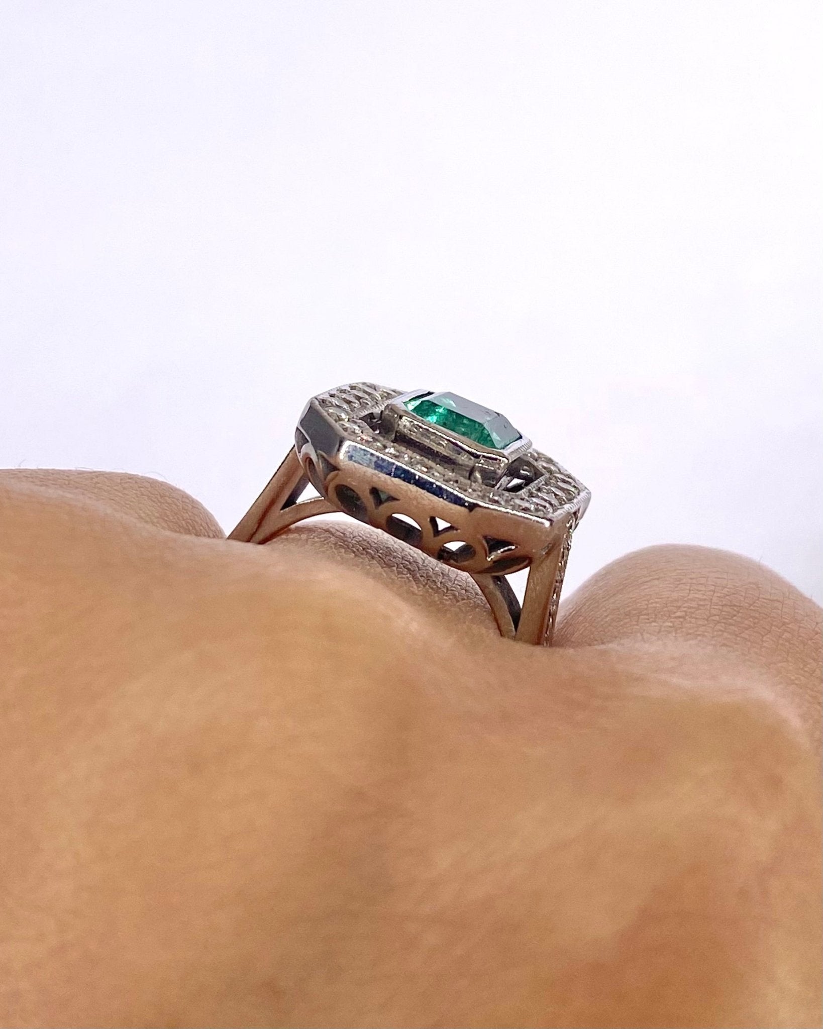 Bague Style Art Déco Émeraude 1.50 carat, Diamants 0.68 carat &amp; Or 7.72g "Alaïa" - Elliade Paris