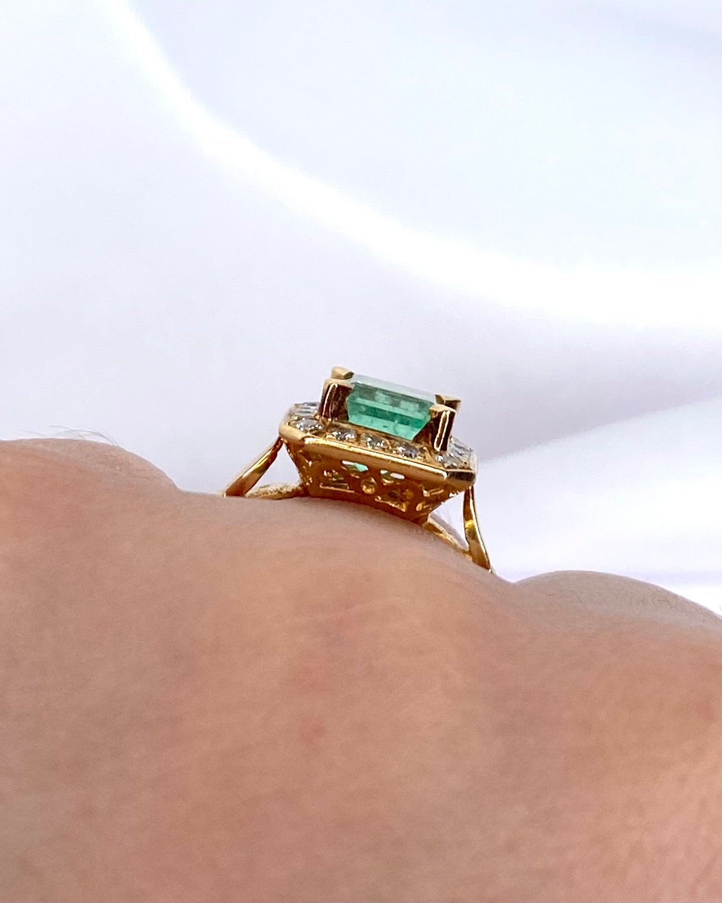 Bague Style Art - Déco Émeraude 1.50 carat, Diamants &amp; Or 4.8g "Mirella" - Elliade Paris