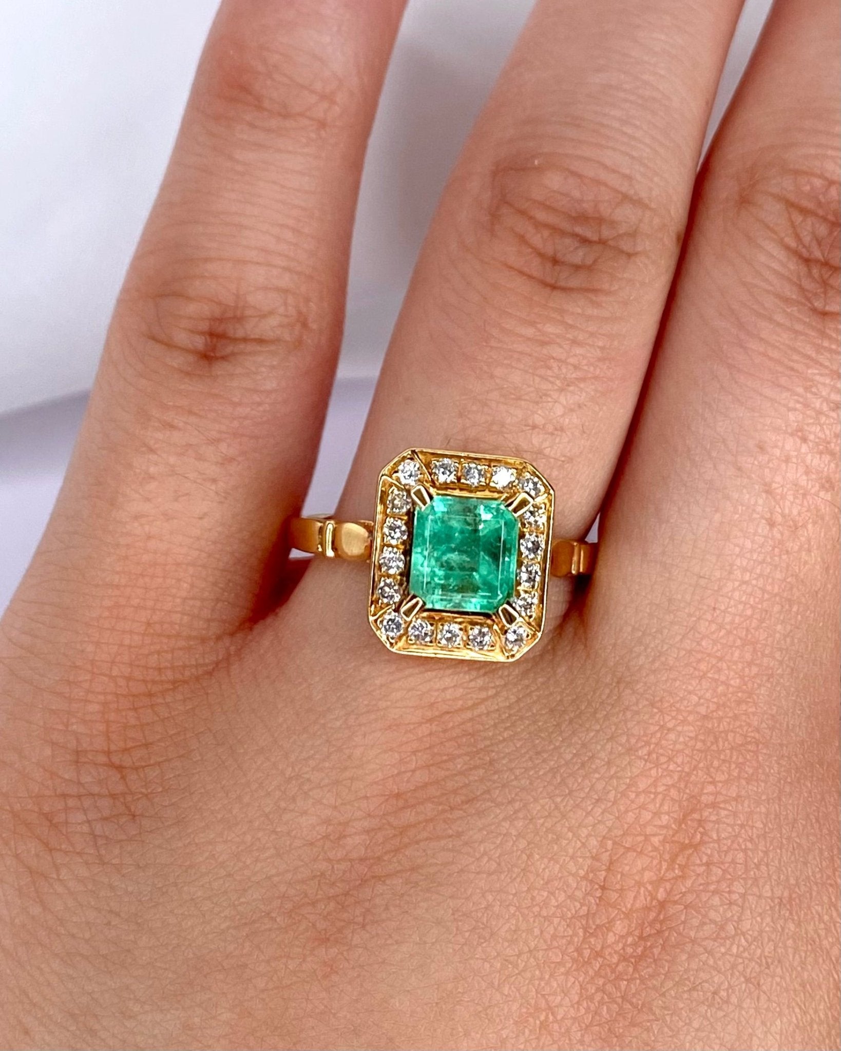 Bague Style Art - Déco Émeraude 1.50 carat, Diamants &amp; Or 4.8g "Mirella" - Elliade Paris