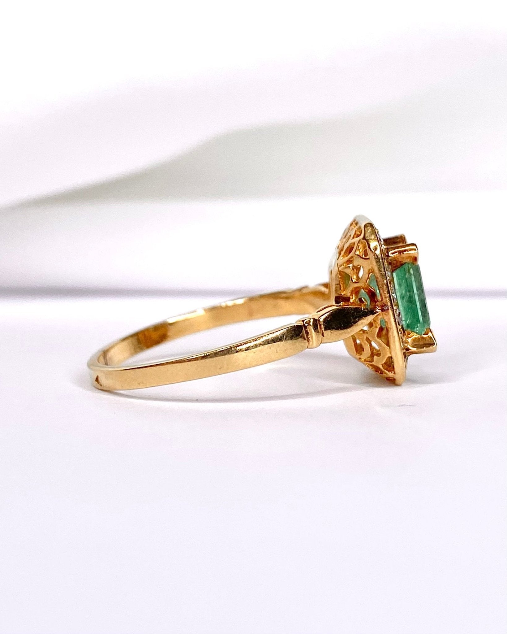 Bague Style Art - Déco Émeraude 1.50 carat, Diamants &amp; Or 4.8g "Mirella" - Elliade Paris