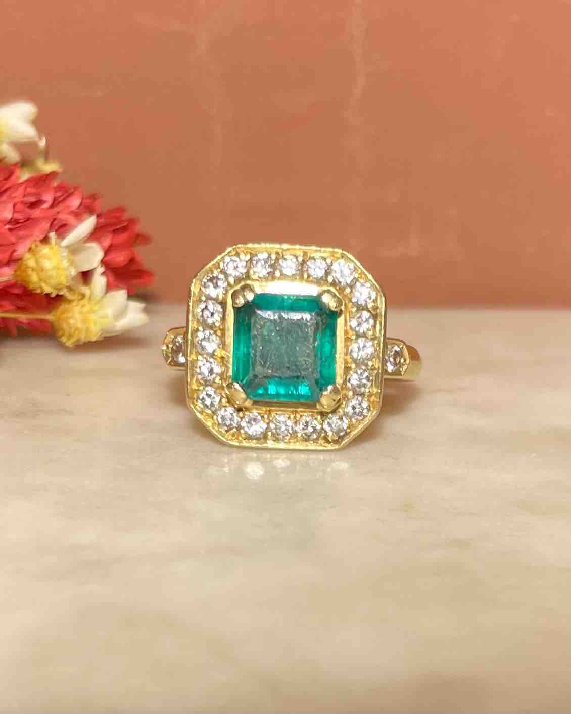 Bague style Art - déco Emeraude 1.60 Carat et Diamants "Kiara" - Elliade Paris