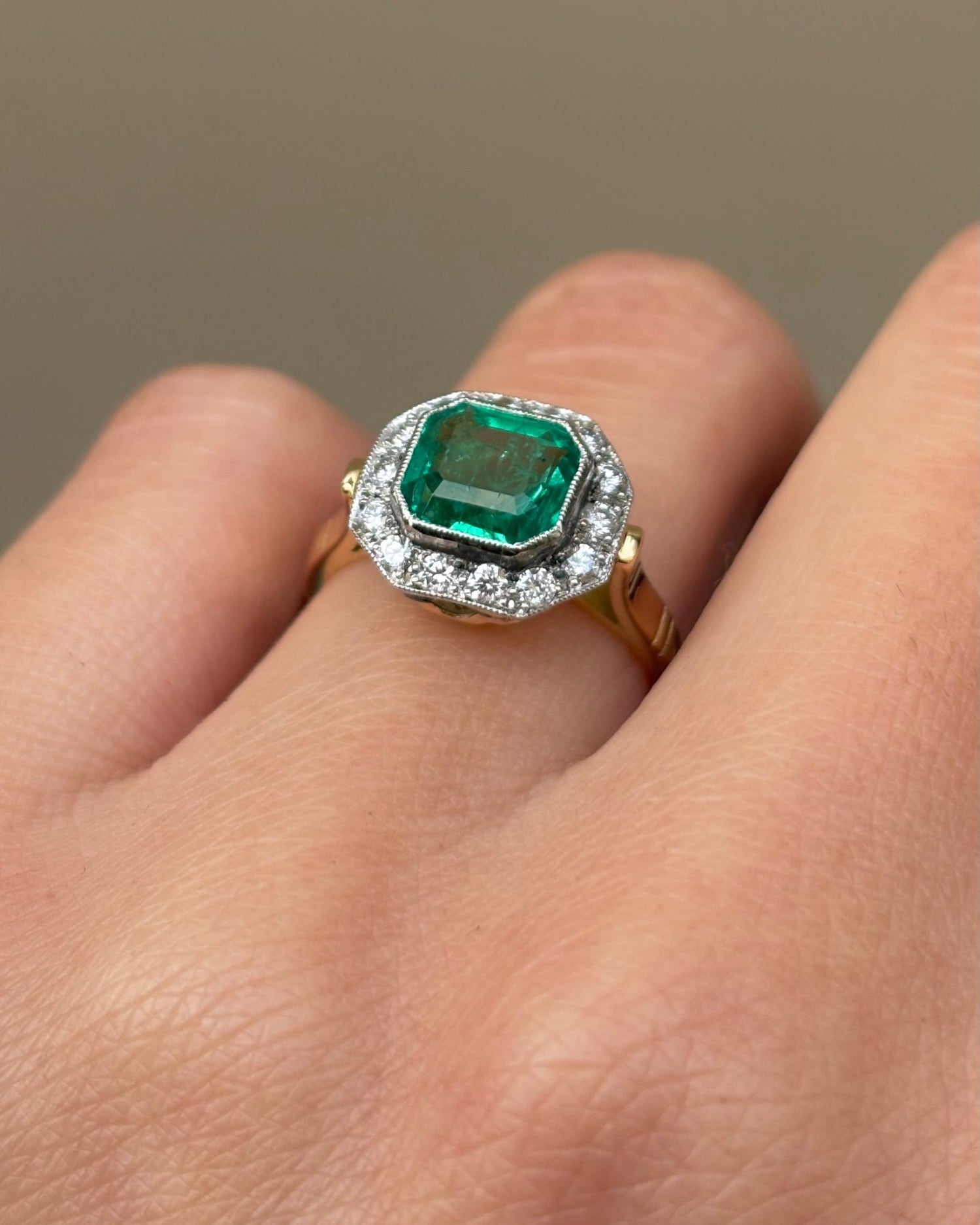 Bague Style Art Déco Émeraude 1.62 carat &amp; Diamants "Adina" - Elliade Paris