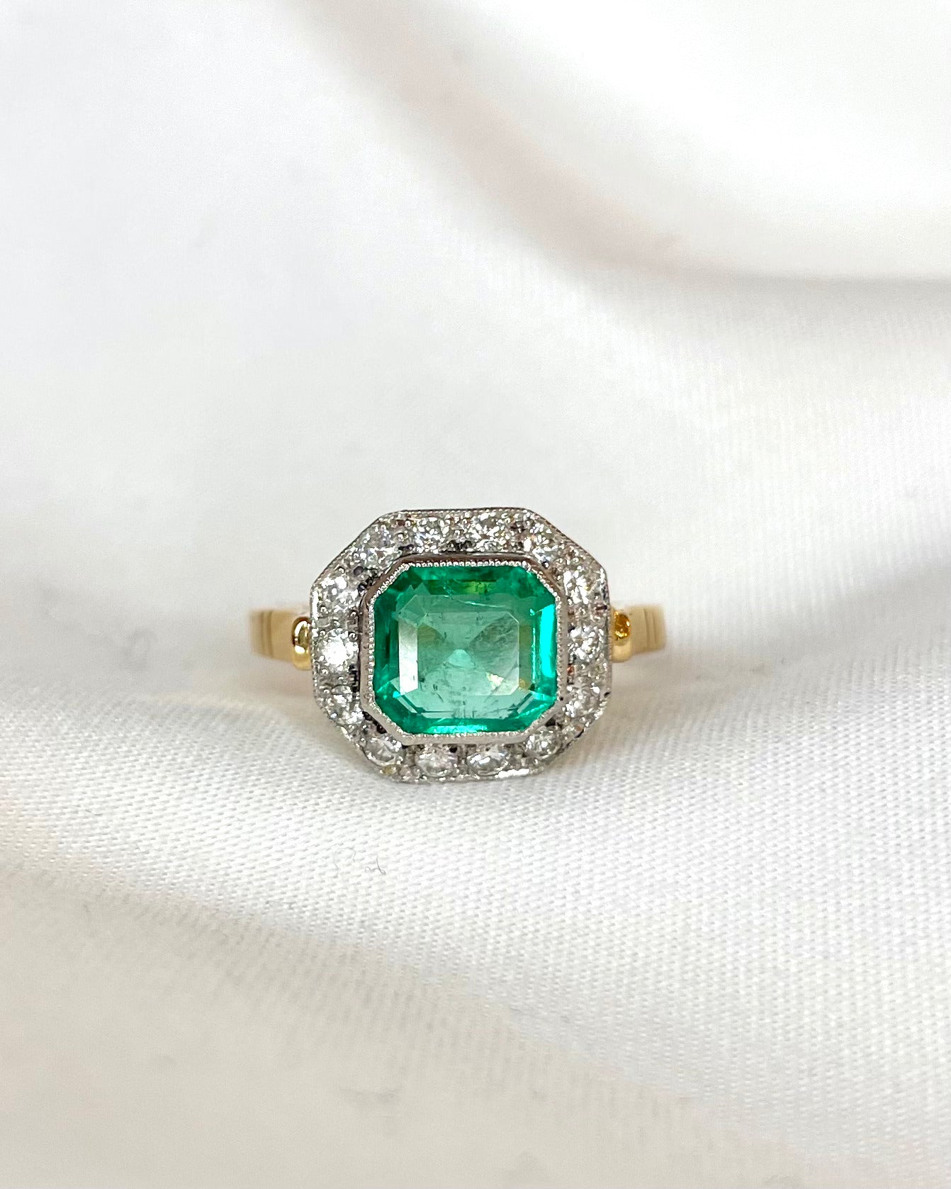 Bague Style Art Déco Émeraude 1.62 carat &amp; Diamants "Adina" - Elliade Paris