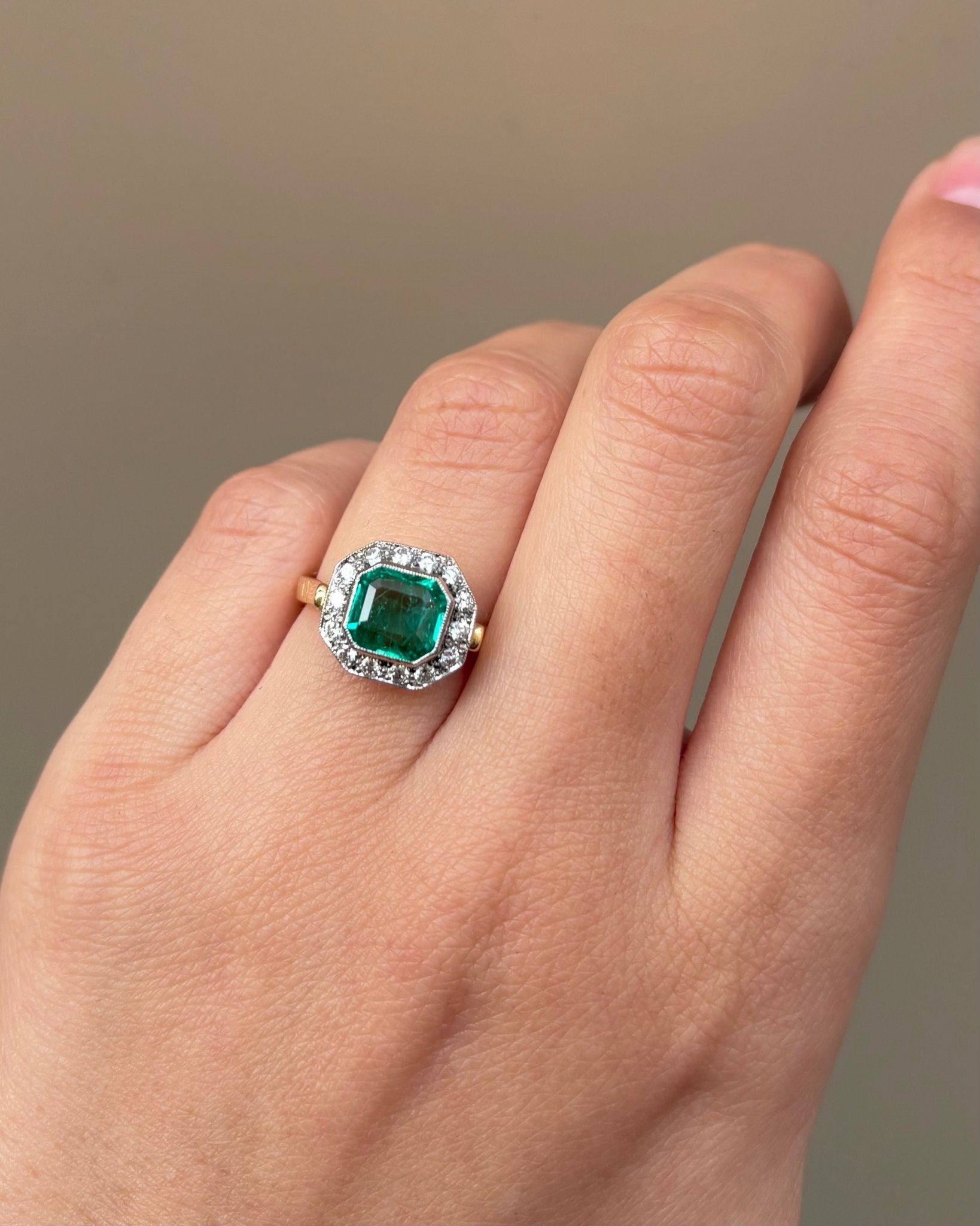 Bague Style Art Déco Émeraude 1.62 carat &amp; Diamants "Adina" - Elliade Paris