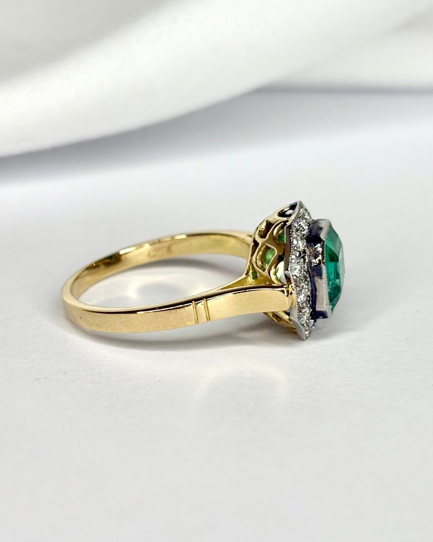 Bague Style Art Déco Émeraude 1.62 carat &amp; Diamants "Adina" - Elliade Paris