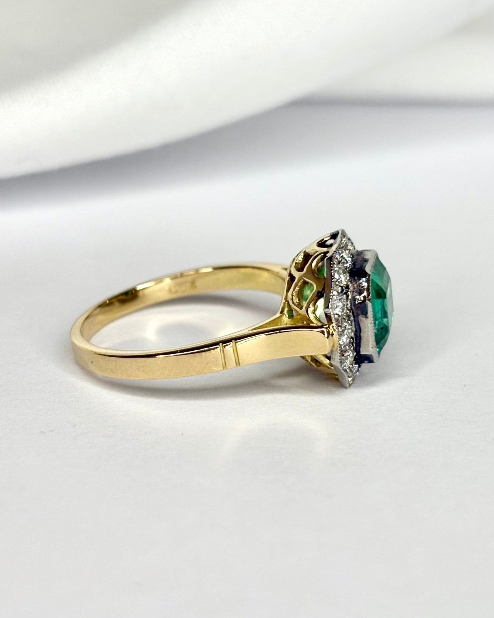 Bague Style Art Déco Émeraude 1.62 carat &amp; Diamants "Adina" - Elliade Paris