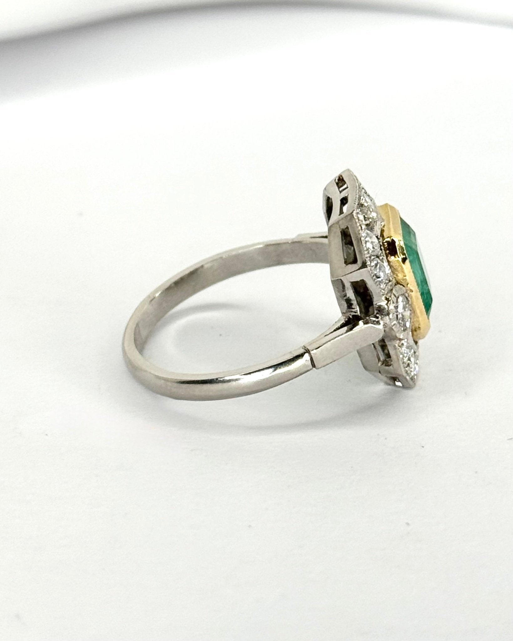 Bague Style Art-Déco Émeraude 1.96 carat &amp; Diamants 0.88 carat "Audrey" - Elliade Paris