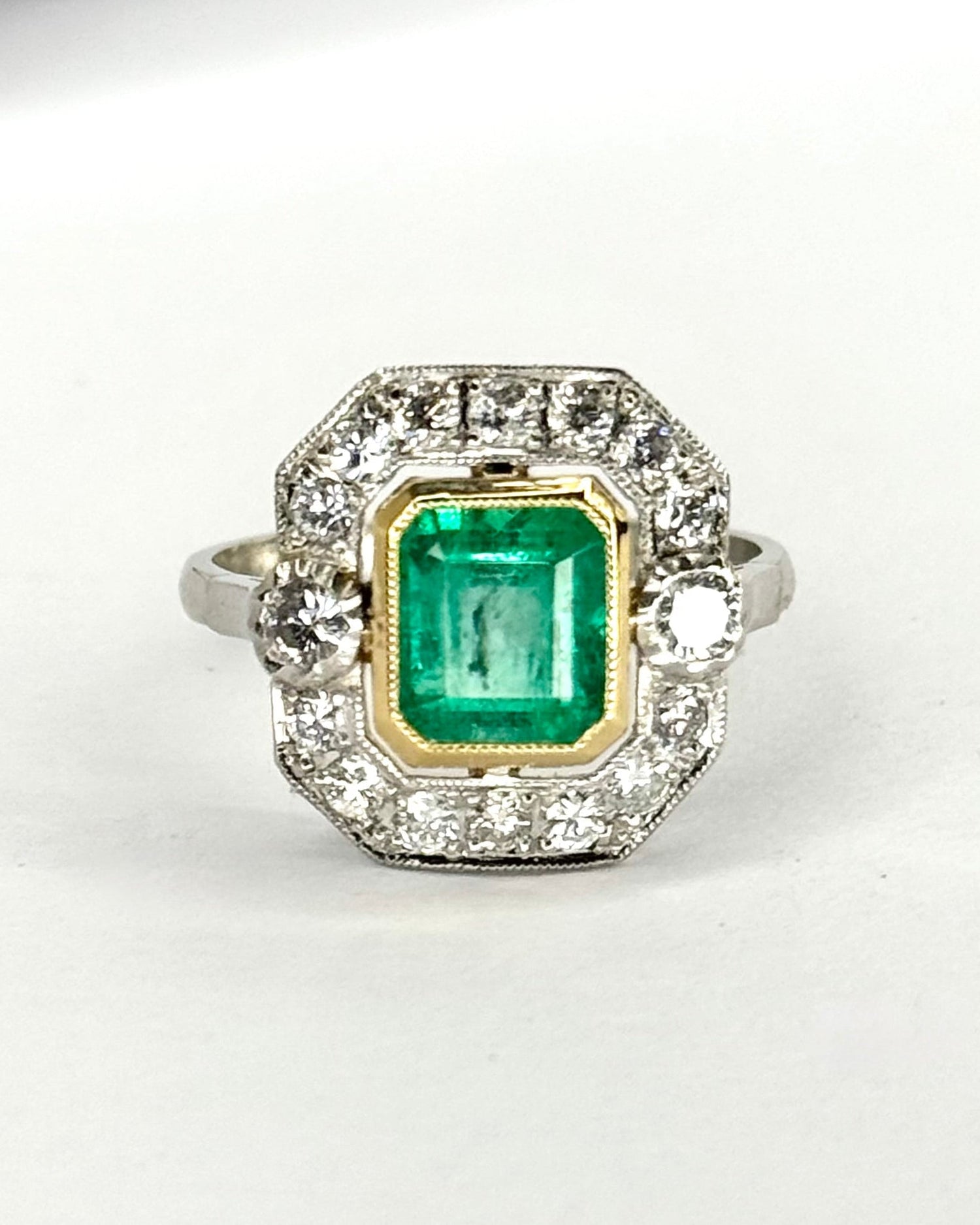 Bague Style Art-Déco Émeraude 1.96 carat &amp; Diamants 0.88 carat "Audrey" - Elliade Paris