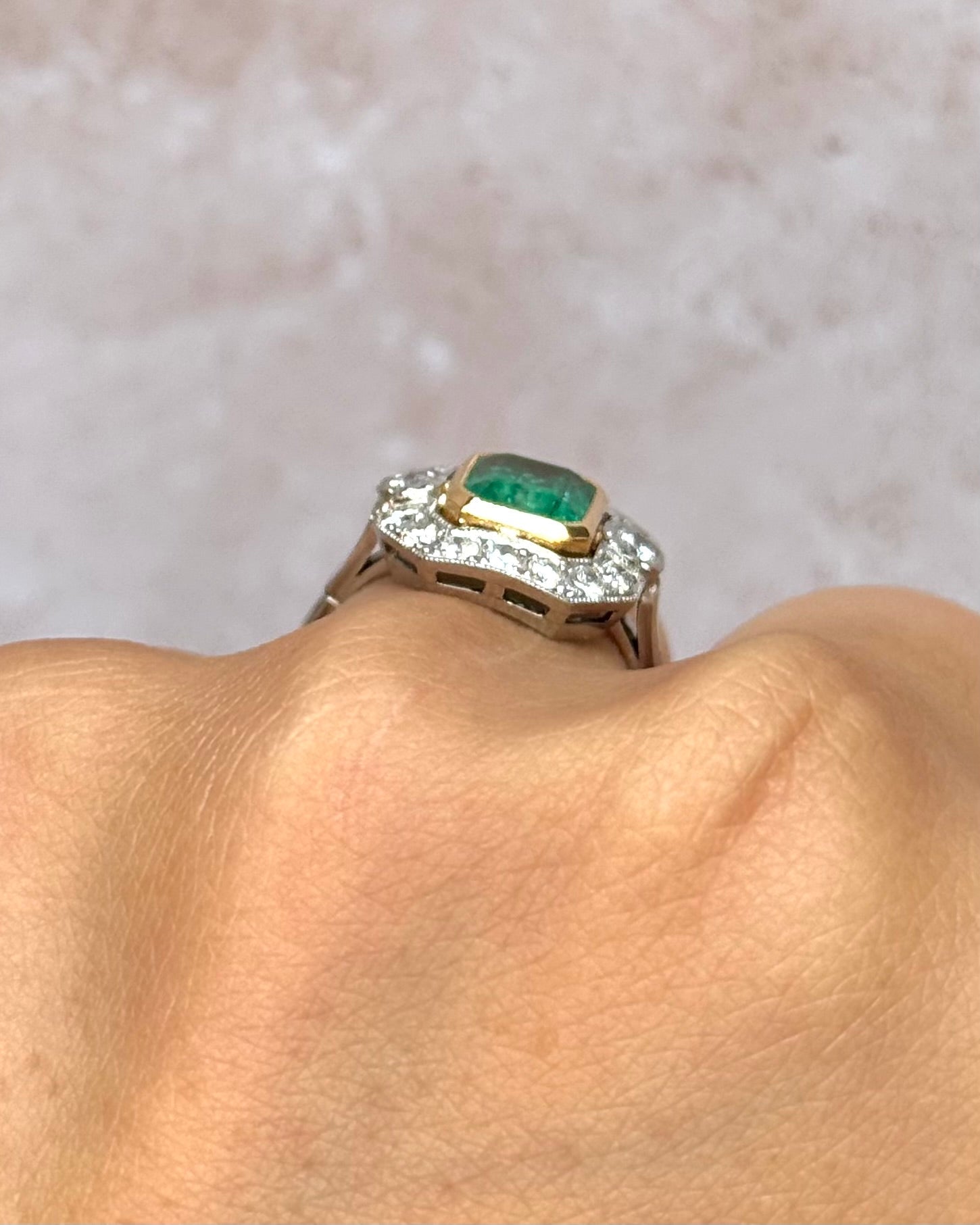 Bague Style Art-Déco Émeraude 1.96 carat &amp; Diamants 0.88 carat "Audrey" - Elliade Paris