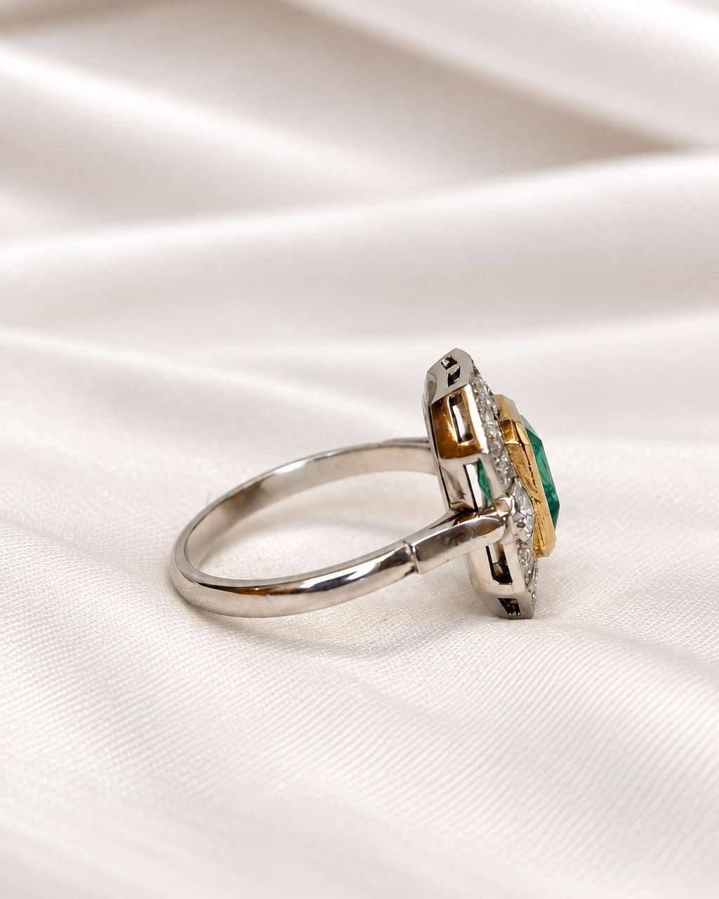 Bague Style Art-Déco Émeraude 1.96 carat &amp; Diamants 0.88 carat "Audrey" - Elliade Paris
