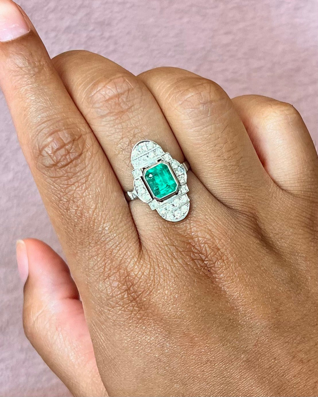 Bague Style Art-Déco Émeraude 2 carats &amp; Diamants 0.60 carat "Mathilde" - Elliade Paris