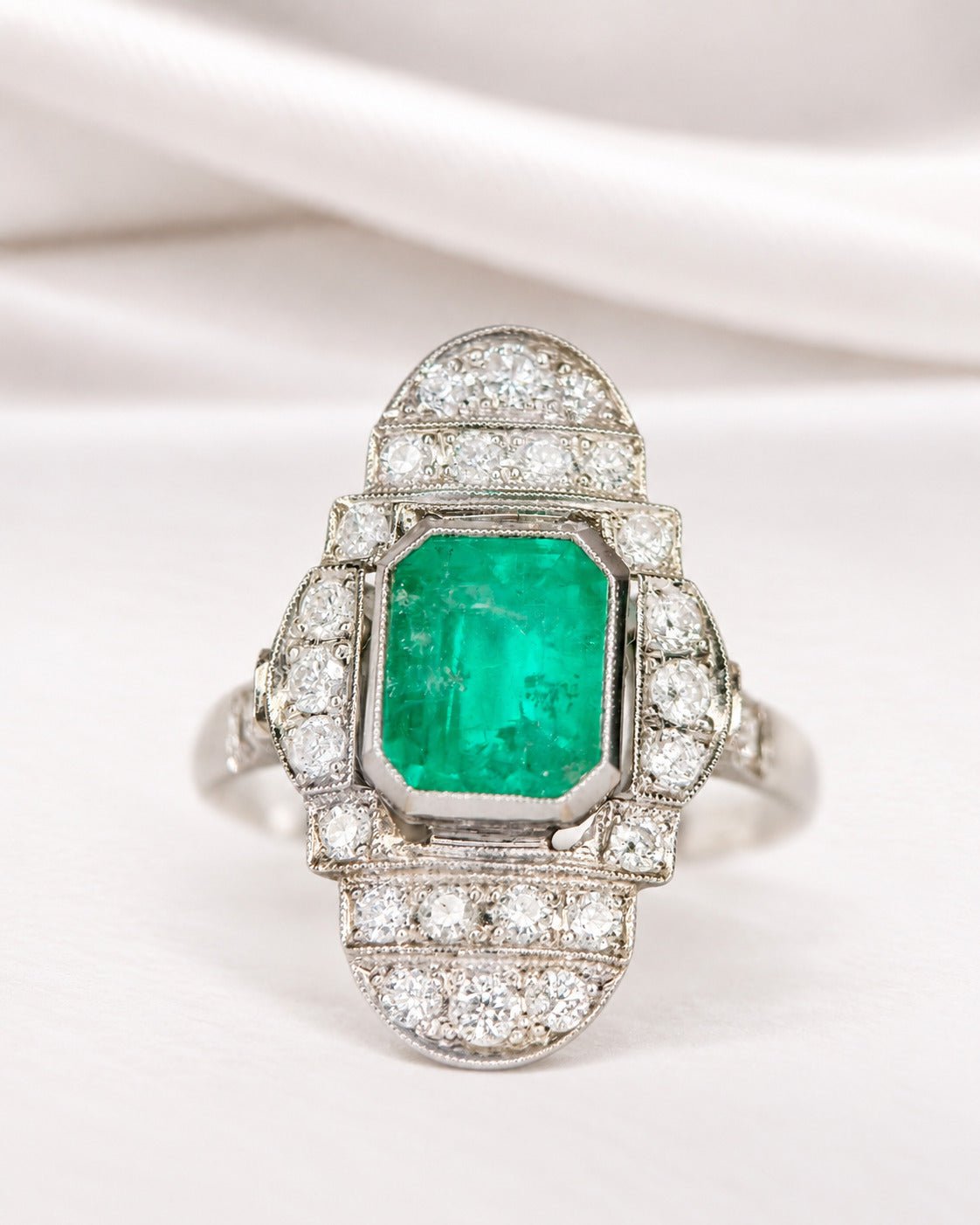 Bague Style Art-Déco Émeraude 2 carats &amp; Diamants 0.60 carat "Mathilde" - Elliade Paris