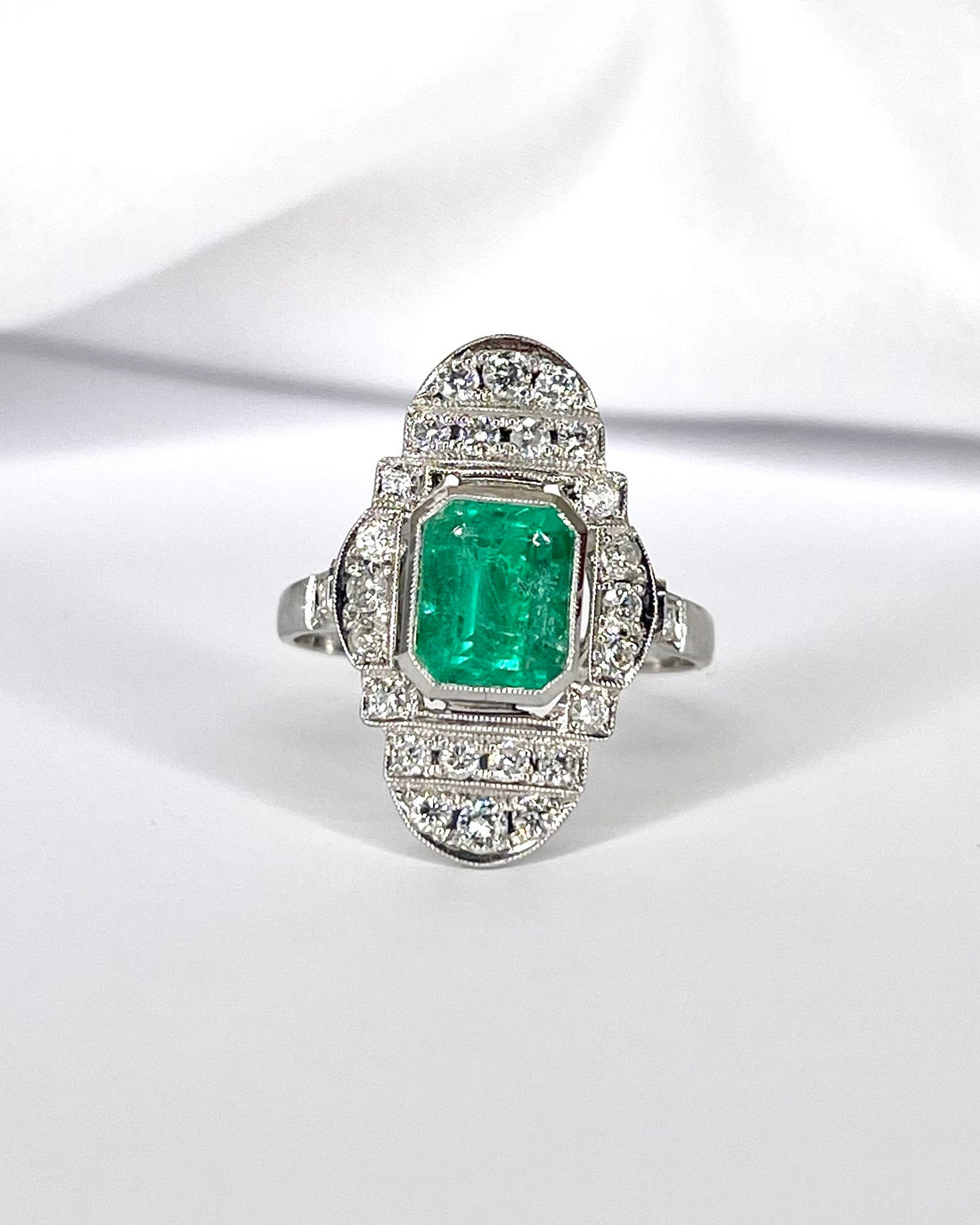 Bague Style Art - Déco Émeraude 2 carats &amp; Diamants 0.60 carat "Mathilde" - Elliade Paris