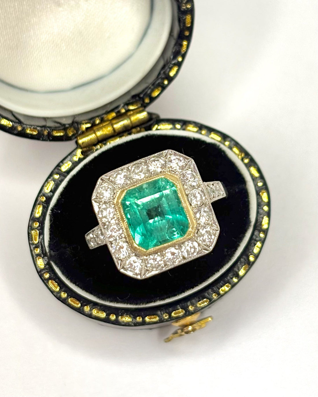 Bague Style Art - Déco Émeraude 2.35 carats, Diamants, Or jaune &amp; Platine 5,13g "Dora" - Elliade Paris