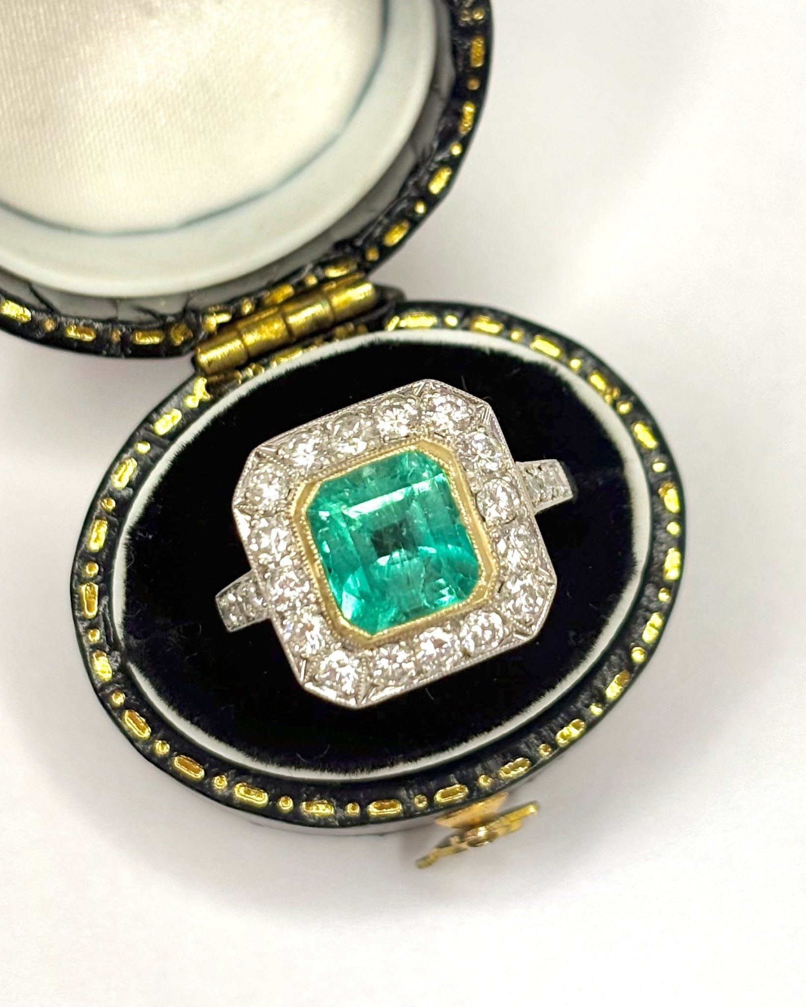 Bague Style Art - Déco Émeraude 2.35 carats, Diamants, Or jaune &amp; Platine 5,13g "Dora" - Elliade Paris