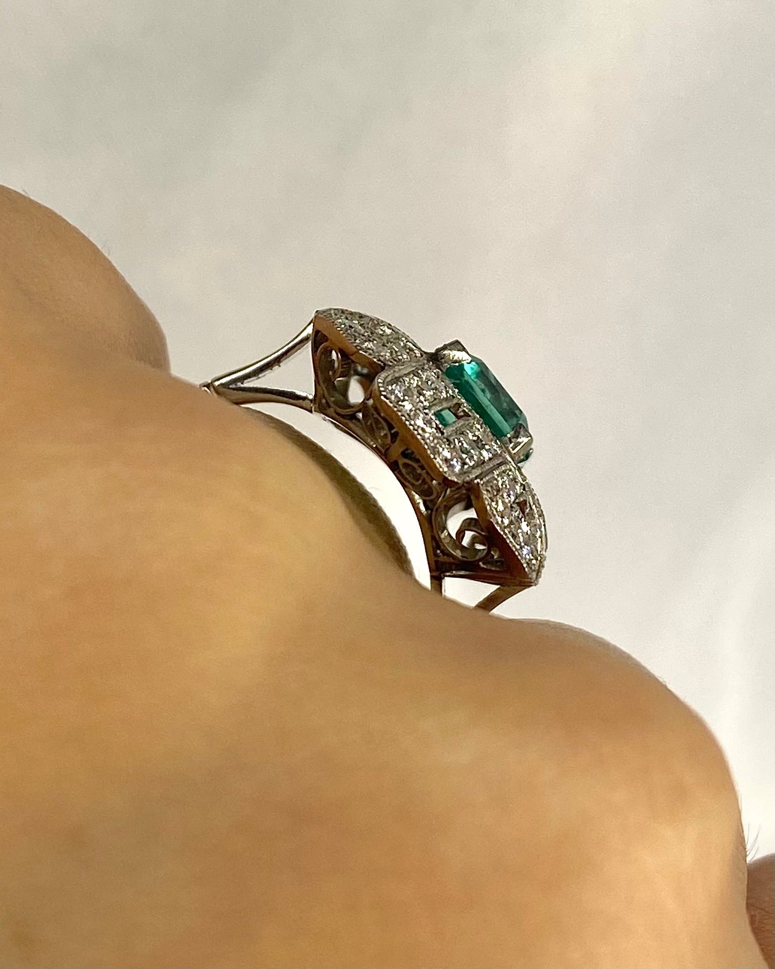 Bague Style Art Déco Émeraude 2.85 carats &amp; Diamants 0.54 carat "Nastasia" - Elliade Paris