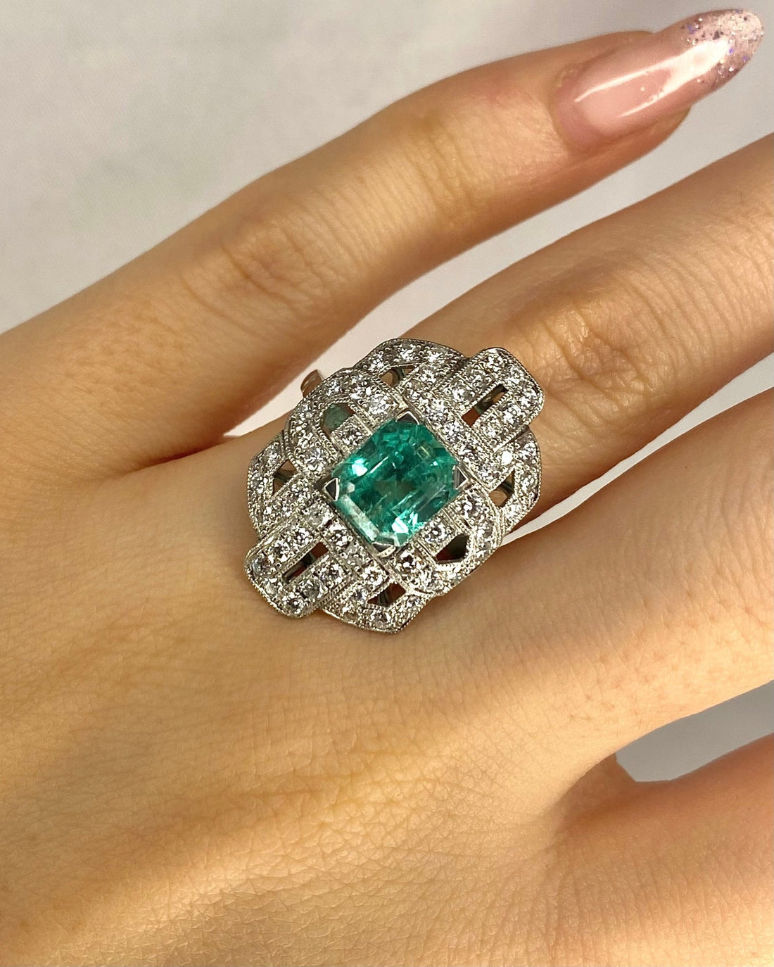 Bague Style Art Déco Émeraude 2.85 carats &amp; Diamants 0.54 carat "Nastasia" - Elliade Paris