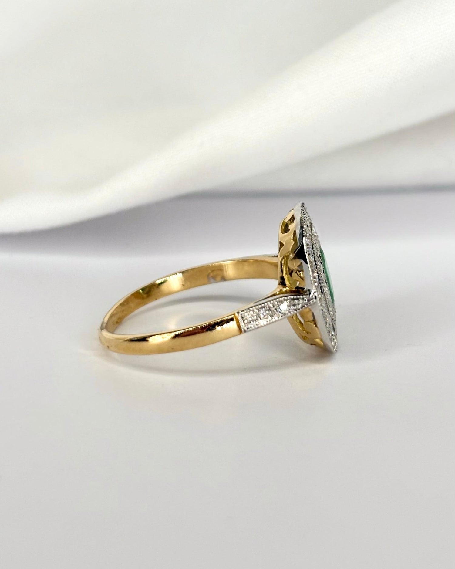 Bague Style Art Déco Émeraude &amp; 44 Diamants "Oxanna" - Elliade Paris