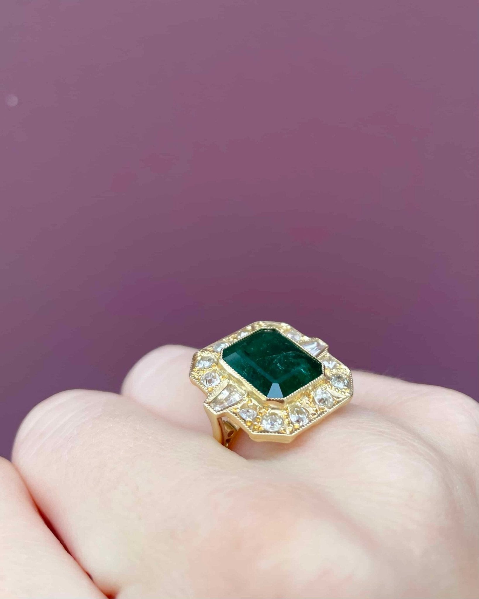 Bague Style Art - Déco Émeraude 4.70 carats &amp; 14 Diamants"Isamélia" - Elliade Paris
