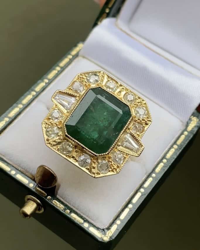 Bague Style Art - Déco Émeraude 4.70 carats &amp; 14 Diamants"Isamélia" - Elliade Paris