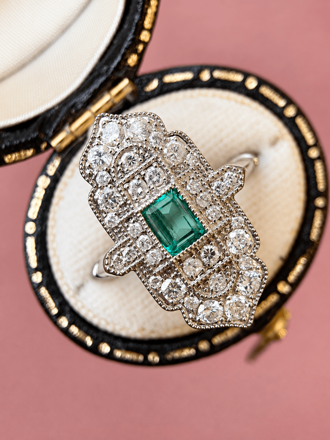 Bague Style Art-Déco Émeraude Colombienne 0.59 carat &amp; Diamants 0.93 carat "Minerva" - Elliade Paris