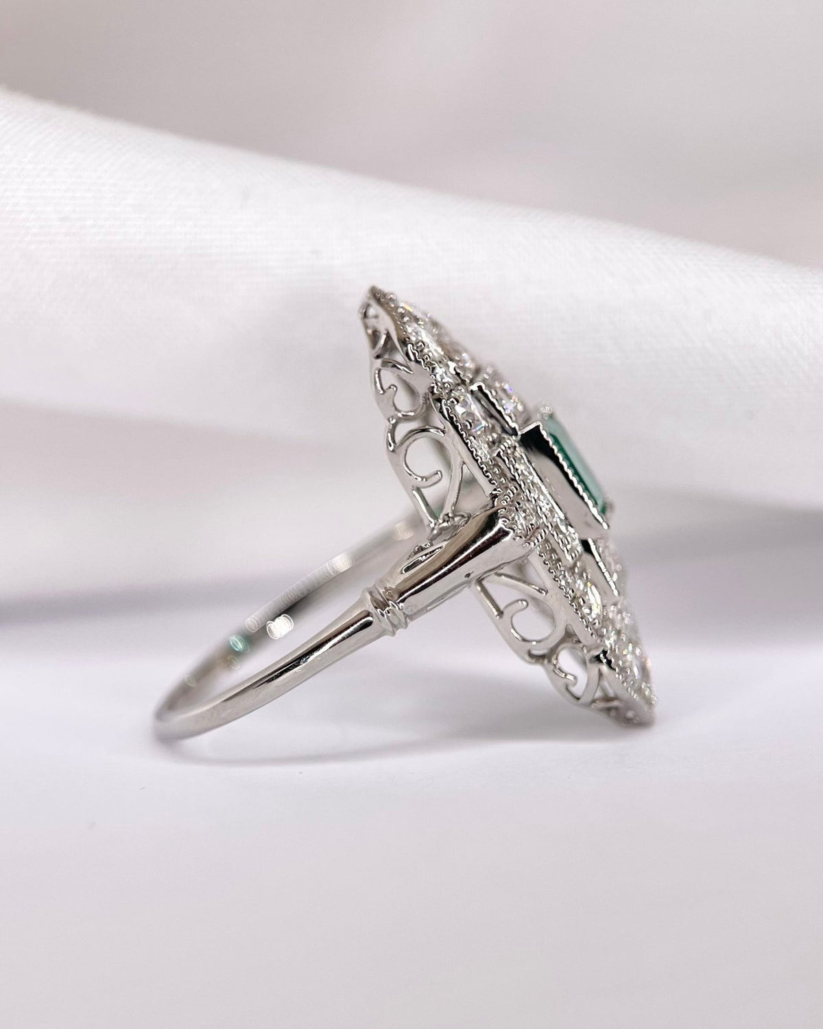 Bague Style Art-Déco Émeraude Colombienne 0.59 carat &amp; Diamants 0.93 carat "Minerva" - Elliade Paris